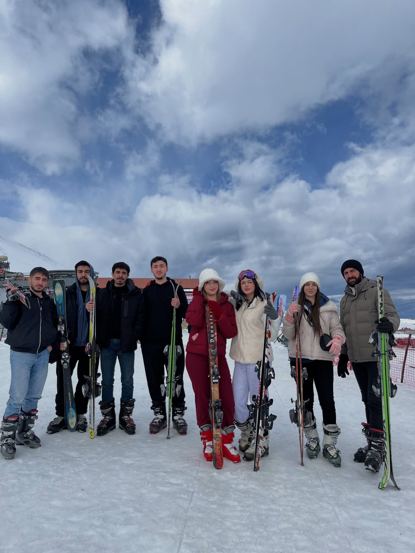 🎿1 ŞUBATTA GERÇEKLEŞTİRDİĞİMİZ
ABALI KAYAK TURU 🎿
Katılım sağlayan tüm misafirlerimize teşekkür ederiz 🤍
Yeni anılarda, yeni turlarda yeniden görüşmek dileğiyle…
Sizleri de güncel tur programlarımıza bekliyoruz ❄️🏂
⸻
📌 Gelecek Tur Tarihleri
📆 Her hafta Cumartesi – Pazar – Salı
⸻
⚠️ ÖNEMLİ NOT
🧣Değerli misafirlerimizin hava koşullarına uygun giyinmeleri tavsiye edilir.
⸻
☎️ Detaylı Bilgi & Rezervasyon
📞0533 526 65 73 | 0505 110 41 65
🛡️@sirpturizm
🌐 www.sirpturizm.com
#şirpturizm #vanabalıkayakmerkezi