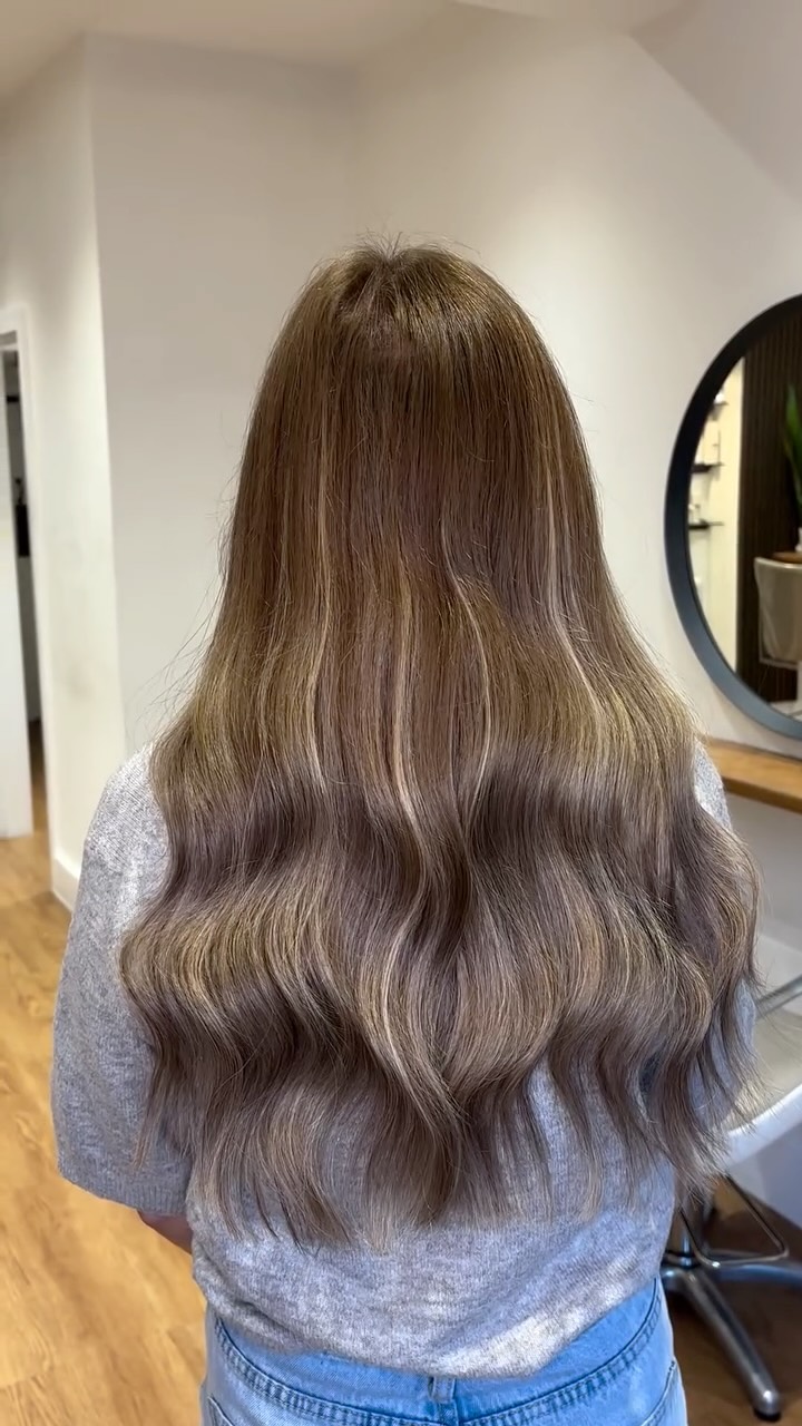 We are OBSESSED with Dani’s big change 💚
Dani wanted something different she took inspiration from the big trend at the moment “teddy bear” “old money vibes”
This was a huge trend last year and it’s sticking around for 2026! Think natural tones and soft blends.
Are you ready for your 2026 change?