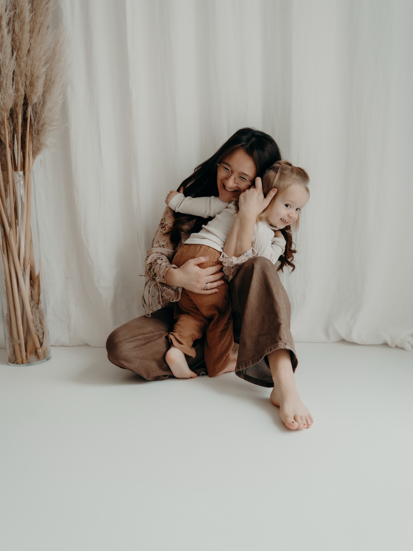 Wir tragen so viel.
🖤 Mental Load.
🖤 Verantwortung.
🖤 Liebe, die nie Pause macht.
Motherhood ist Verbindung –
aber oft auch Überforderung im System.
Wir halten Kinder.
Wir halten Familien.
Wir halten Termine, Emotionen, Erwartungen.
Und viel zu oft halten wir uns selbst zuletzt.
Manchmal fühlt es sich an, als müssten wir alles allein stemmen.
Stark sein. Funktionieren. Weitergehen.
Auch dann, wenn wir innerlich müde sind.
✨ Und trotzdem ist da diese Liebe.
Diese tiefe, leise Verbindung.
Zu unseren Kindern.
Und irgendwo darunter: zu uns selbst.
Ein Motherhood Shooting ist kein „schönes Foto“.
Es ist ein Innehalten.
Ein Gesehen-werden.
Ein Erinnern daran, dass du mehr bist als das System, das du trägst.
Für Mamas, die viel leisten.
Für Frauen, die fühlen.
Für dich.
📸 Schreib mir „Motherhood“, wenn du dir einen Raum wünschst,
in dem du einfach sein darfst
getragen, verbunden, echt. @soulmom.era @soulmom.era @soulmom.era