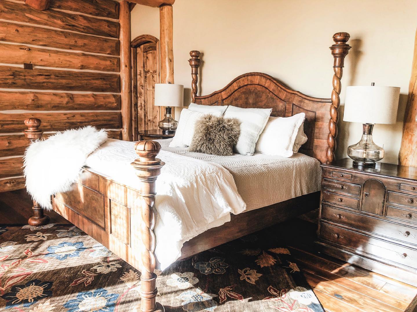 On a budget but want to start updating a rustic or traditional home? Some fresh, neutral bedding and decor can add a whole new look! #springcleaning #interiordecor #interiordesign #makeitcozy #masterbedroomupdate #fromrustictoromantic #strongholddesign