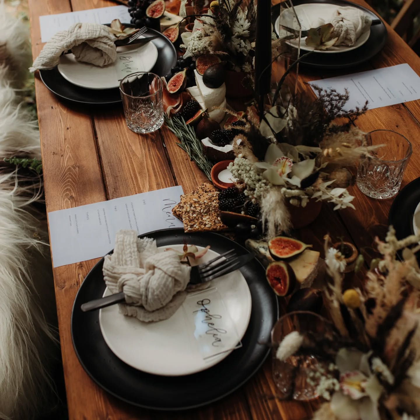 A very merry Christmas lovelies 🎄✨️
Eat all the cheese, drink all the fizz and enjoy spending time with your favourites.
It's been an absolute pleasure to spend another year playing a small part in your biggest days. Roll on 2025 🥂
Photography @essieloutriffittphotography
Florals @peonies_and_plumes
Stationery @bewilderly