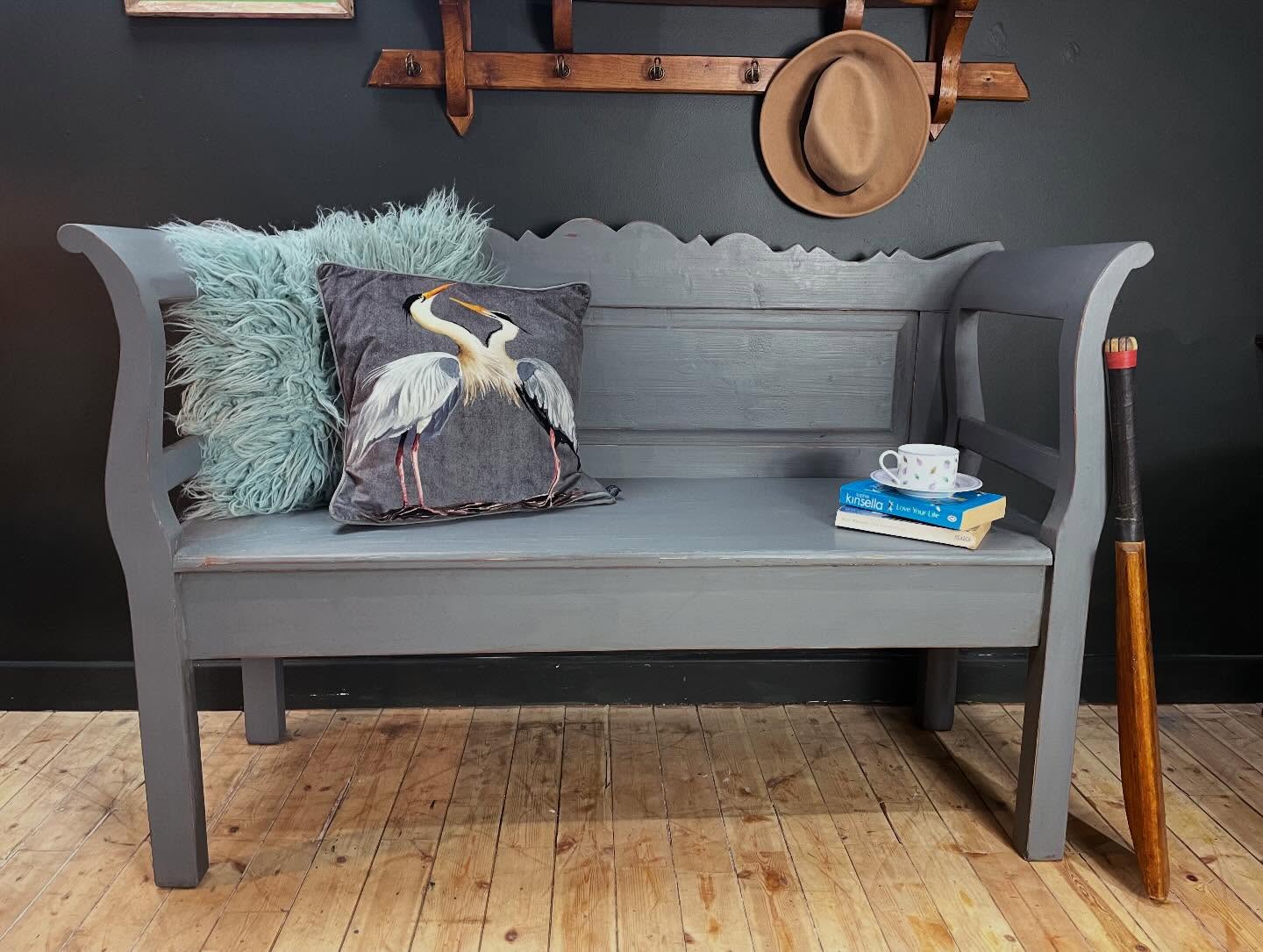 Beautiful Gustavian style settle painted in a gorgeous soft grey. Wouldn’t this look fabulous in a hallway? Or maybe you have another room that is in need of this stunning seat?
Made from pine it has some lovely shaping along the back edge with fluted arms and nice deep seat. It measures W138cm D47cm H94cm £275
Happy weekend!
#gustavian #settle #bench #paintedfurniture #benchseat