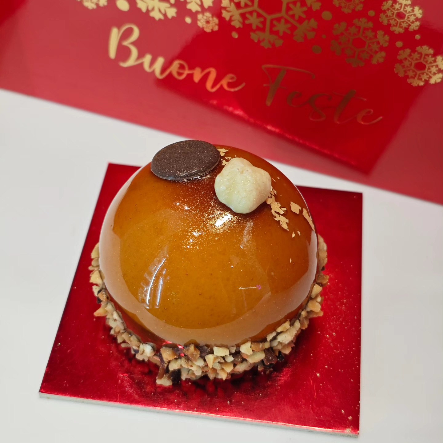 Aria di feste, e in un battibaleno arriva il nuovo zuccherino in casa L'Artigiana: Nocciolina! Un semifreddo nocciola e cioccolato con una glassa al caramello che vi si scioglierà in bocca!!🎄