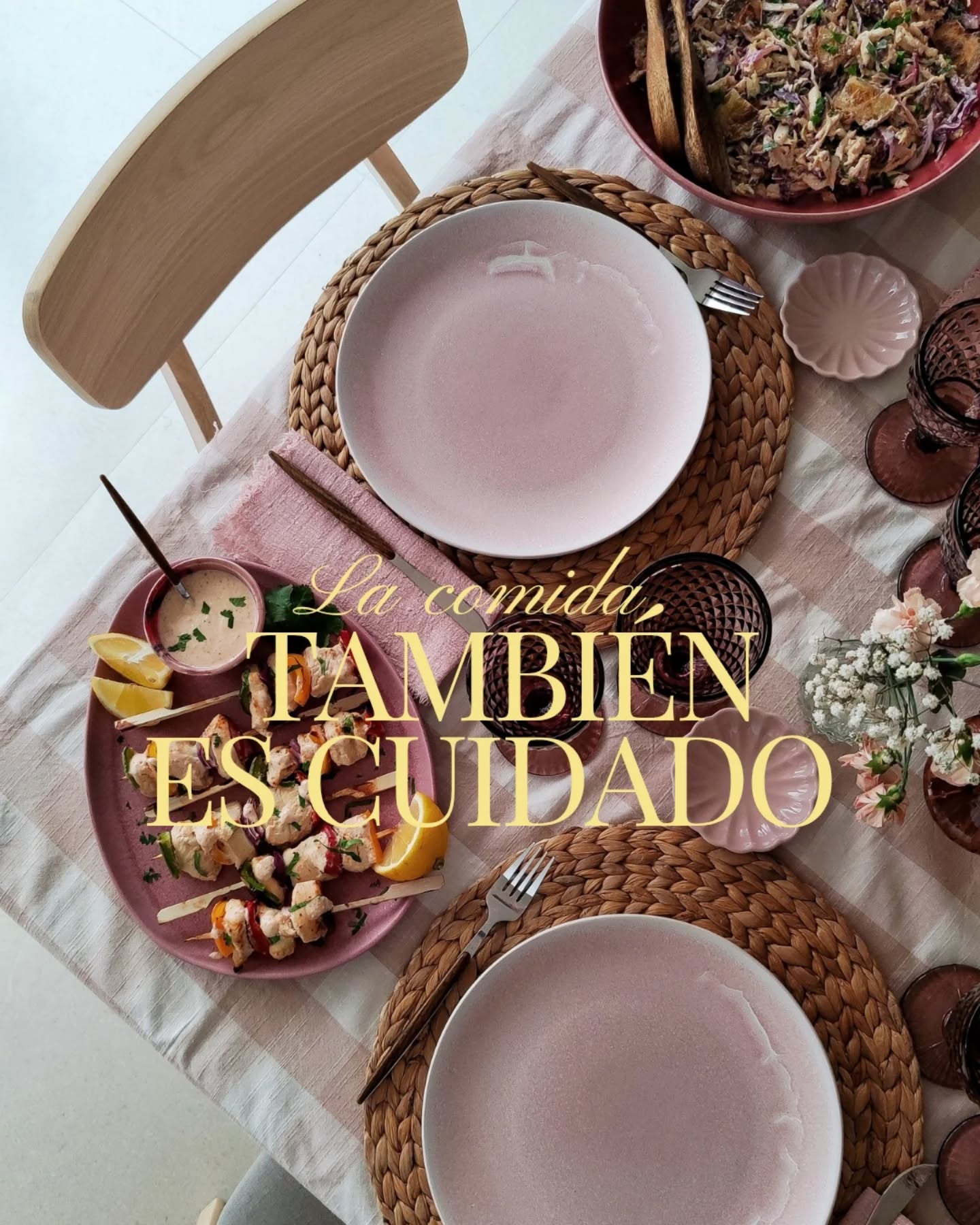 La comida siempre ha sido cuidado en mi casa 🩷.
Crecí alrededor de mesas llenas, de recetas que no estaban escritas, de abuelas que cuidaban cocinando y de sobremesas que se alargaban sin mirar el reloj.
Ahí entendí que cocinar no era solo alimentar.
Era estar, acompañar, reunir.
Hoy hago lo que hago por eso.
Porque sigo creyendo que la comida puede cuidar, aliviar, unir y hacer la vida un poco más fácil.
Cocino para personas sin tiempo.
Para familias.
Para equipos.
Para que nadie tenga que elegir
entre disfrutar y cuidar.
Enero ha ido de volver a la rutina,
de organizarnos mejor y de hacerlo fácil.
Febrero va de seguir cuidando.
Dentro y fuera de casa.
En el día a día y en los momentos importantes.
Desde aquí.
Desde la comida.
Desde hacerlo con intención.
Gracias por estar al otro lado 🥰.
#CocinarEsCuidar
#ComidaConSentido
#CuidarATravesDeLaComida