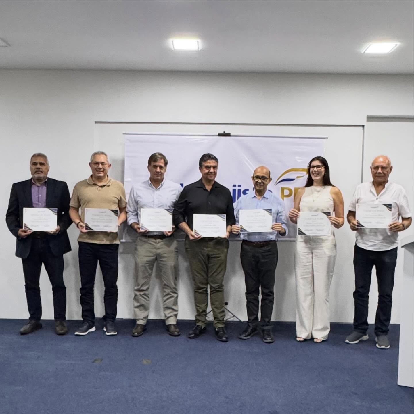 O presidente da APES, Jailson Leite, foi empossado nesta terça-feira presidente do SindVarejista, entidade sindical patronal dos estabelecimentos de varejo de alimentos. Além do presidente também compõem a gestão 2026 - 2030 do SindVarejista os diretores da APES André Mendonça, João Alves, Jener Matoso, Edivaldo Guilherme, Djalma Júnior, Luciano Gonçalves, Humberto Silva e Ciro Tenório.