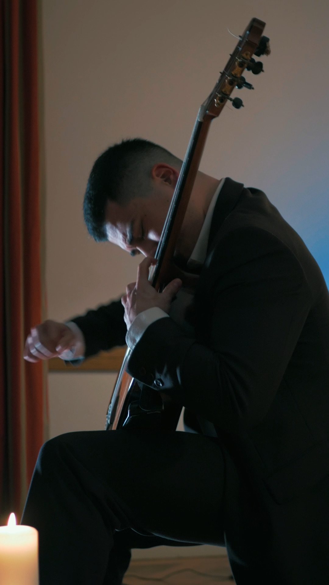 Ravel on a guitar 😮 Stunning live performance by @filipposman on Alborada del gracioso de Maurice Ravel, at his January 27 concert organized by Kalia.
Tr. Koki Fujimoto
#geneva #classicalguitar #virtuoso #candlelightconcert #daddariostrings