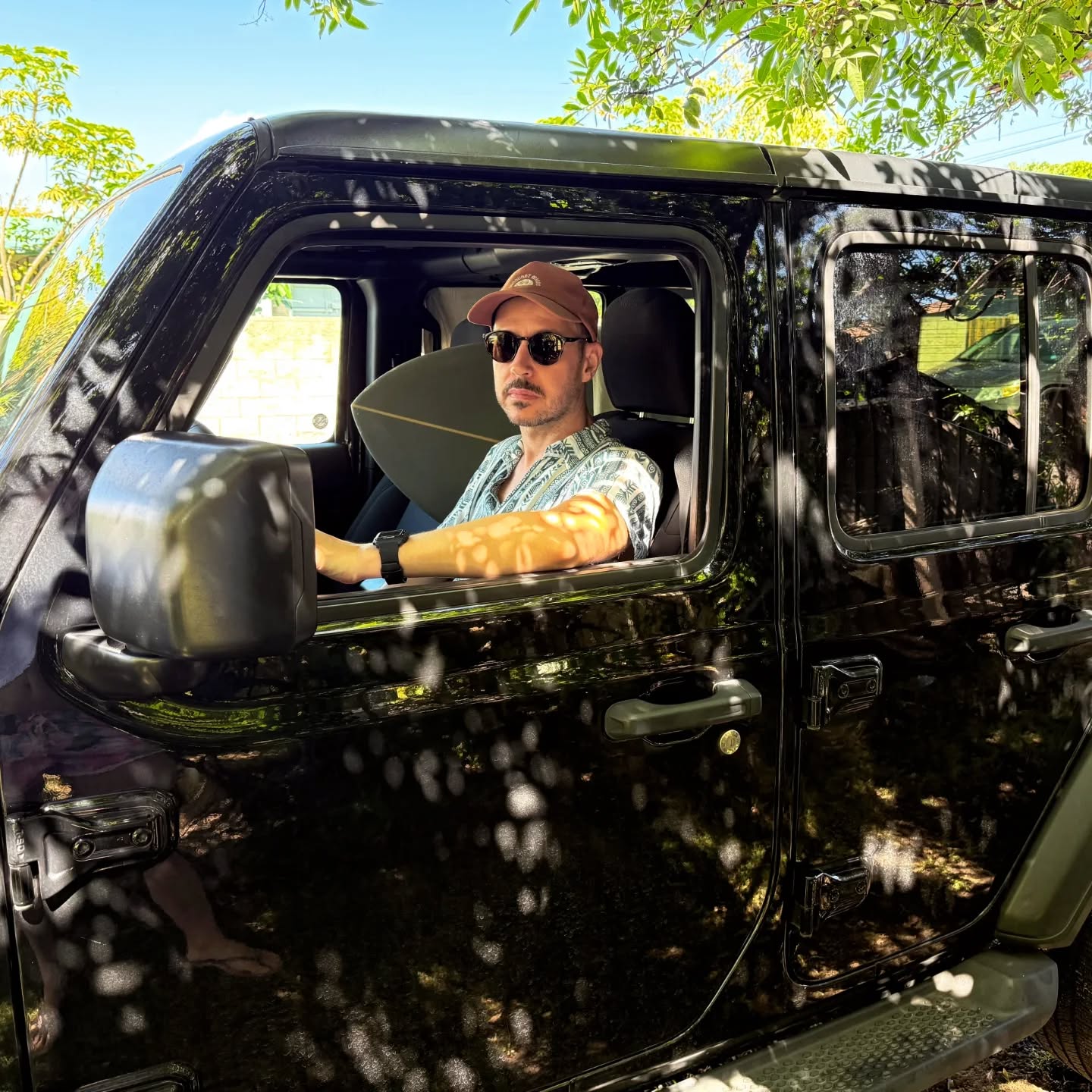 Jetzt ist es offiziell: Ich habe seit gestern meine Lizenz als Private Investigator für den US-Bundesstaat Hawaii (und meinen Führerschein zurück). Arbeitsmoral ist eine stabile 3/10. Spesen immer 11/10. Arbeitstage bei guten Surfbedingungen werden mit dem Faktor 2 abgerechnet. Alles transparent. Alles seriös.
Ob ich noch Zeit für Band 2 und Band 3 von Caruso finde, weiß ich nicht @diogenesverlag . Der Detektiv-Job ist mörderisch und ich habe jetzt schon Burnout.
Anfragen: +1 (808) 555 ALOHA BITCH