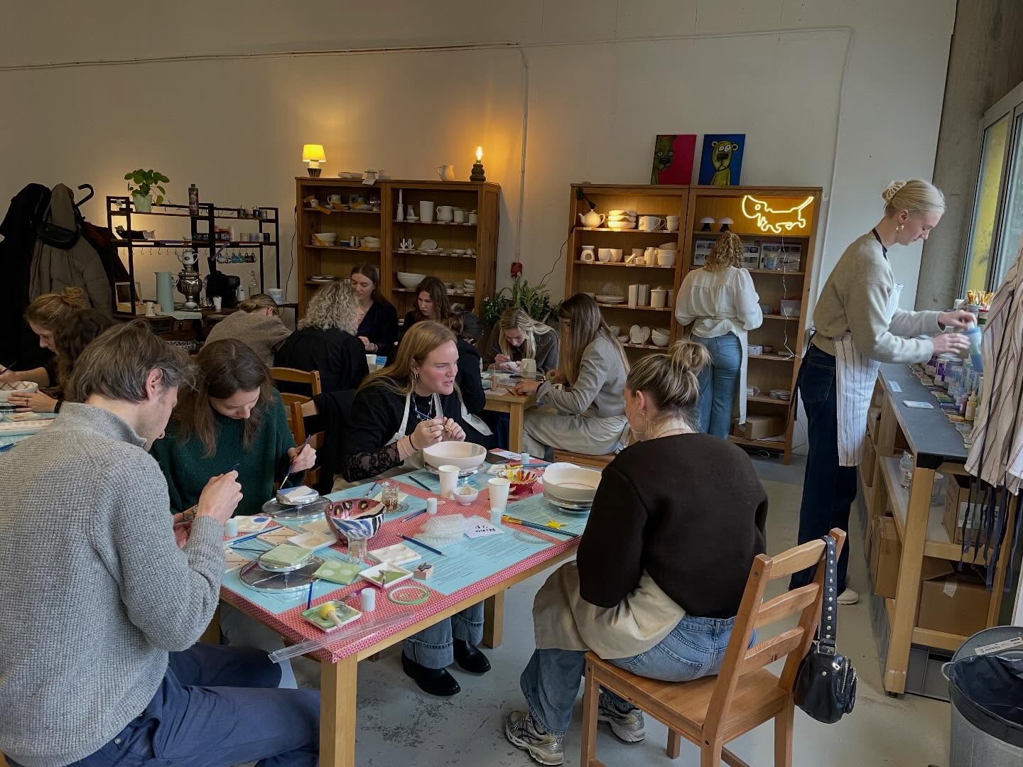 Vanaf Maart kun je ook savonds komen keramiek schilderen in onze gezellige studio!
Op 5, 13, 20 en 26 Maart vanaf 7 uur savonds. Ga naar de website om je plek te reserveren:
https://www.keramiekkafeeutrecht.nl/reserveer