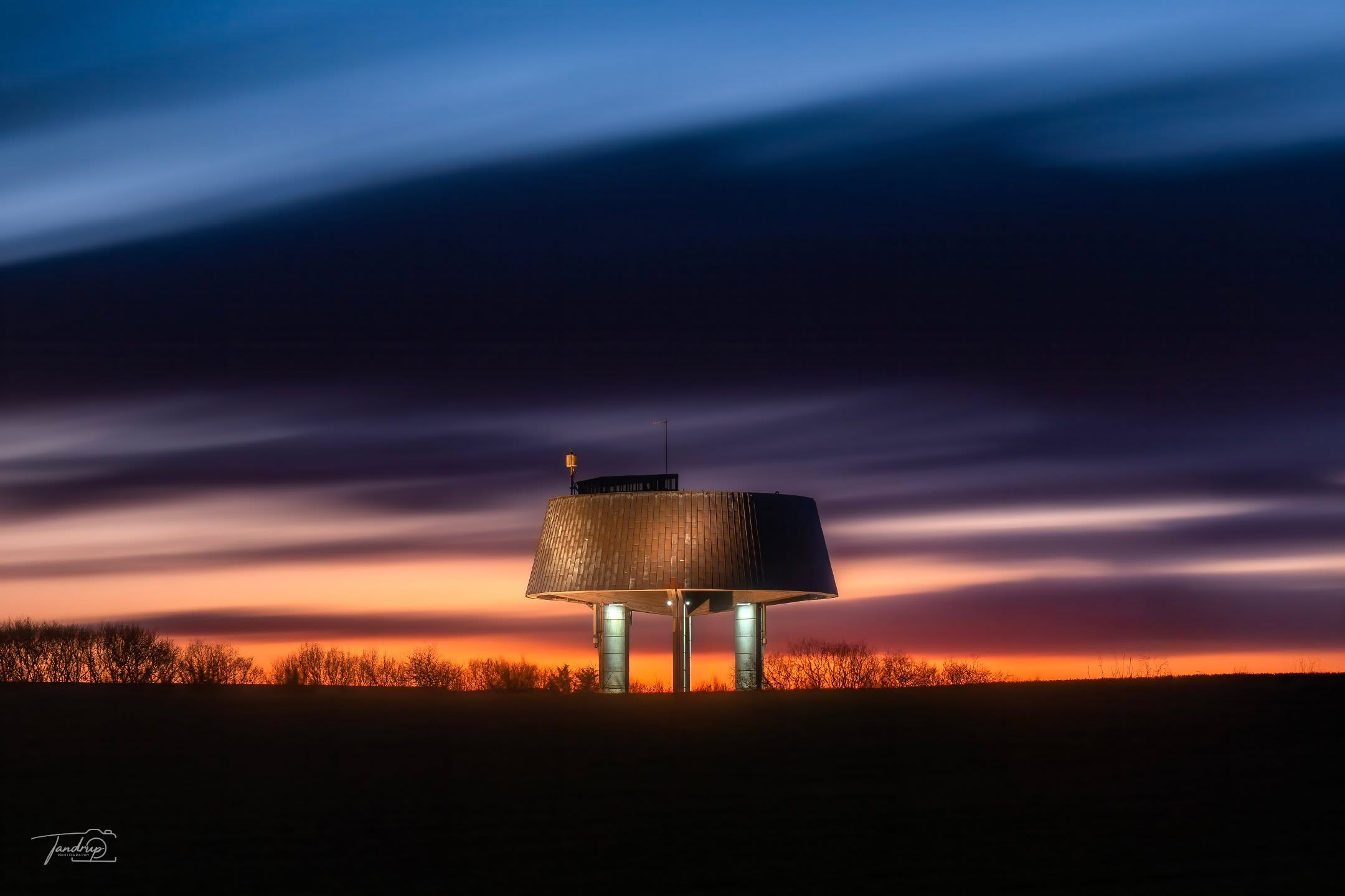 Jeg var så heldig at mit billede "Det sidste lys" af Skive vandtårn, blev valgt som årets billede 2025 i Fjends Fotoklub. Tak til mine klub kammerater for et godt foto år - håber vi får et lige så godt 2026. 😃
-
-
-
#skivevandtaarn #tandrup_photography #micheltandrup #total_denmark #voresskive #determedihuslejen #skivekommune #visitdenmark #danisharchitecture #landmarkphotography #longexposure #longexposure_shots #eveningmood #lastlight #bluehourphotography #architecturephotography #citylandscape #danskfotografi #danmarksbilleder #moodygrams #nordiclight #awardwinningphoto #fotokunst #urbanmood