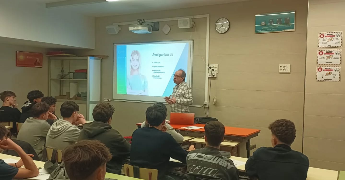La setmana passada, l'Òscar i l'Eduard, especialistes del món econòmic i financer i voluntaris de l'EFEC, van visitar les classes d'economia de 4t d'#ESO per parlar dels impostos 💸 Amb les seves exposicions, els nois i noies van aprendre el funcionament dels ingressos i les despeses de l'estat, i van dur a terme diverses activitats sobre el tema. Gràcies per les visites! 👏🏻