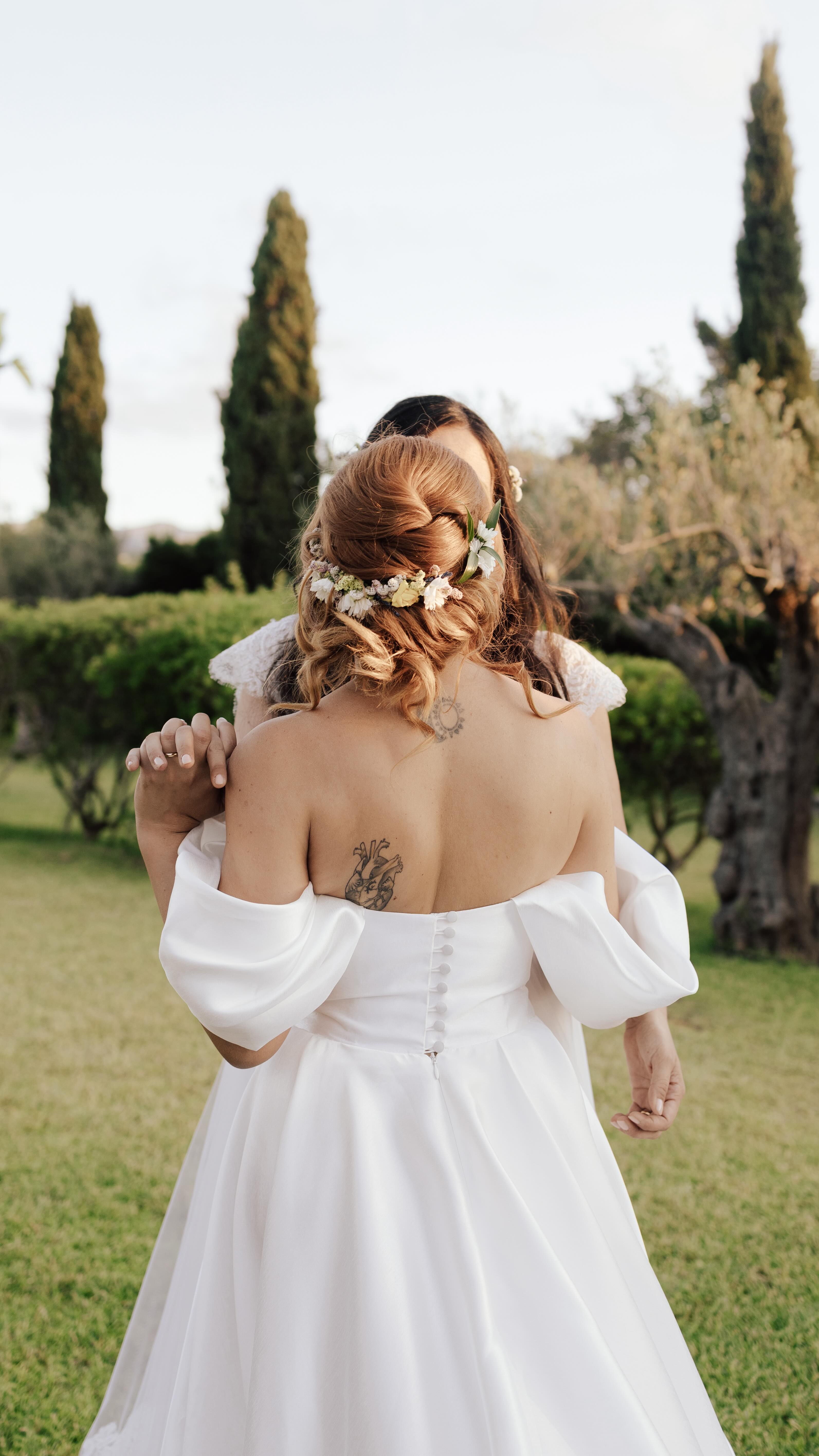 With our method, the newlyweds do not have to think about anything: they live their day lightly, immersed in a serene and stress-free atmosphere.
The result? Authentic smiles, real emotions and the peace of mind of knowing that everything is under control.
Because marriage is not just organization. It is living every moment with a light heart.
If you want to find out more, write to us for a free consultation...