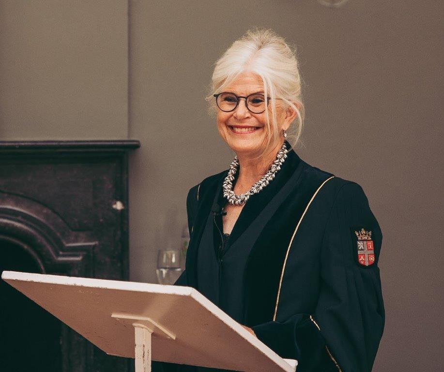 Het leuke aan mijn vak is dat ik van ieder huwelijk dat ik sluit heel blij
wordt. Het moment dat mensen uit volle overtuiging JA tegen elkaar zeggen,
blijft bijzonder om van zo dicht bij mee te maken. Daarom steek in al mijn
creativiteit en energie in een hele persoonlijke speech. Een verhaal waarin
de gasten het bruidspaar herkennen. Luchtig en vrolijk, maar ook met
diepgang en ontroering. Ieder bruidspaar verdient een onvergetelijke
ceremonie: dat is mijn missie als BABS.
#trouwen #huwelijk #bruidspaar #ceremonie #onvergetelijk #BABS
#trouwambtenaar #Ja-woord