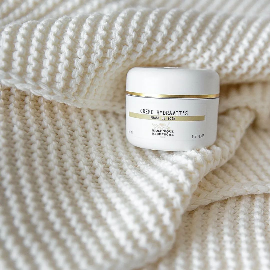 Cool and dry air can leave skin feeling extra dry this time of the year. Crème Hydravit’S ✨ provides instant, deep, and long-lasting hydration 💦 through a rich blend of hyaluronic acid, golden seaweed extract, and vitamin B3.
Ideal for dull and devitalized Skin Instants©, Crème Hydravit’S’ revitalizing platform containing stabilized vitamin C and sea buckthorn berry adds an instant radiance to the complexion.
#BiologiqueRecherche #CrèmeHydravits #BuildingBetterSkin