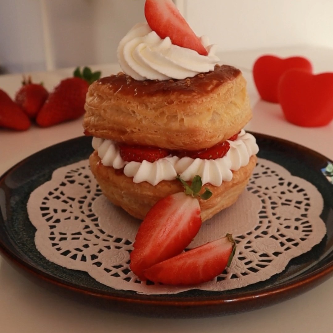Dicono che l'amore passi per lo stomaco... e con questo Cuore di Sfoglia il successo è assicurato! ❤️🍓
Una sfoglia "lampo" croccante, una crema Chantilly che sembra una nuvola e la freschezza delle fragole. Non è solo un dolce, è una dichiarazione d'amore in ogni morso. 🥐✨
📖Ho scritto ogni segreto, inclusa la tecnica per non far ammorbidire la sfoglia, sul mio blog! 🔗 Trovi il link diretto nella mia Bio o vai su DolciAmoreBello.com
Questi Cuori di Sfoglia con Chantilly e fragole sono il mix perfetto tra eleganza e semplicità. Il segreto? La sfoglia olandese veloce: 10 minuti e un risultato da urlo. 🍓✨
🍓 Perché la amerai:
Croccantezza incredibile.
Crema super stabile (non cola!).
Effetto "WOW" garantito.
Salva il Reel per non perderlo e tagga qualcuno che deve preparartelo! 👇
#SanValentino #SanValentino2026 #RicetteSanValentino #DolciAmoreBello #PasticceriaItaliana #RicetteDolci #Fragole #FoodPornItaly #DolciFattiInCasa #CucinaItaliana #RicetteFacili #SanValentinoIdea #FoodBloggerItalia #Sfoglia #chantilly