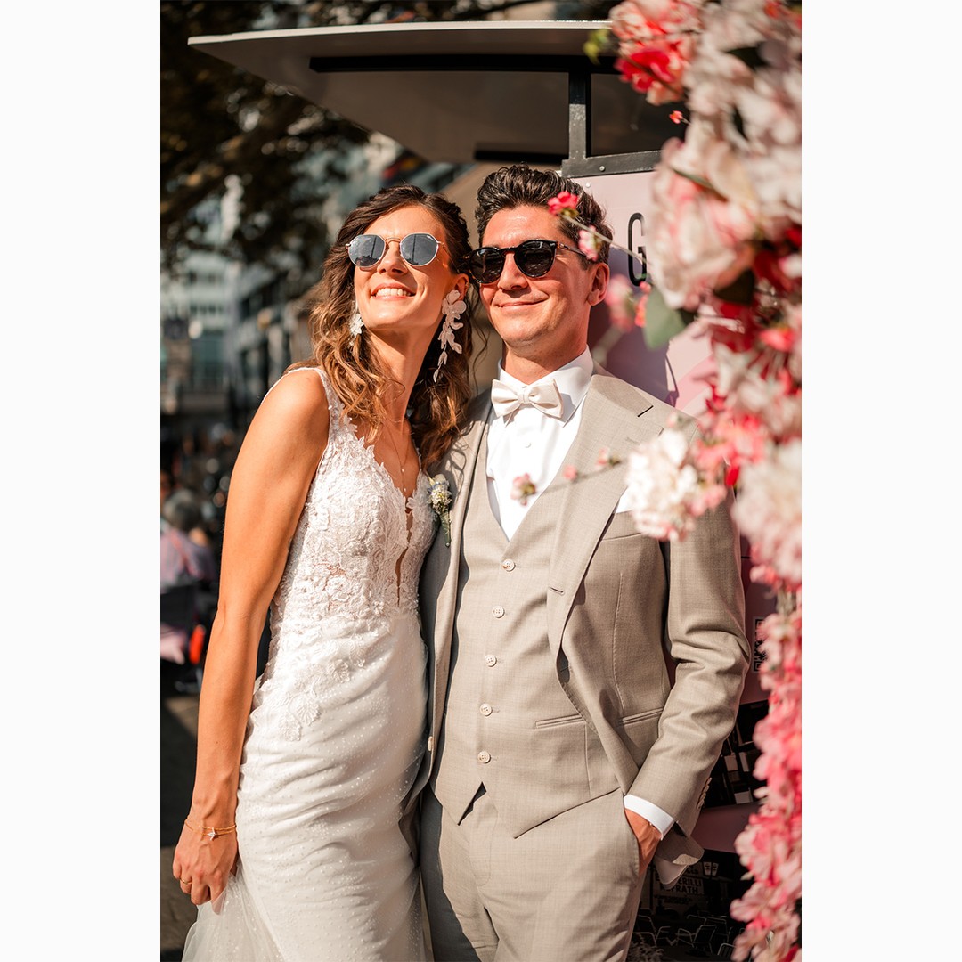 Urban in Köln @ Café Cortina . . Wer möglichst viel vom Rummel und Leben unserer Lieblingsstadt Köln am Hochzeitstag festhalten möchte, der fährt Fahrrad/ Rikscha. Bei purem Sonnenschein und 29 Grad, ging es um die Mittagszeit für uns (mit diversen Stops) von Ehrenfeld über die Ringe bis in die Südstadt zum Kunstsalon Köln. Es hat wahnsinnig Spaß gemacht und ich freue mich hier allererste Impressionen zeigen zu dürfen. . . @kunstsalon_location @ Café Cortina Köln Zülpicher Platz #paarshootingköln #zülpicherplatz #hochzeitsfotosköln #urbanphotography #eisdieleköln #hochzeitmiteis #hochzeitsfotografköln #wirliebenköln