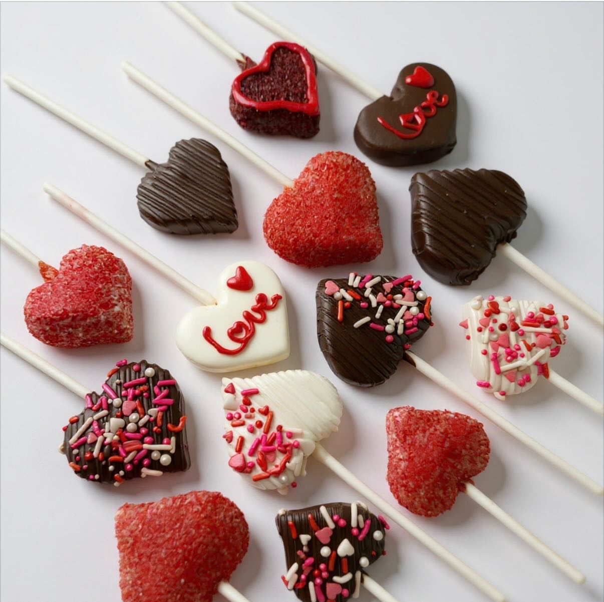 Love at first bite 💘
Heart-shaped cake pops made with extra sweetness, just in time for Valentine’s Day. Perfect for gifting, sharing, or keeping all to yourself 😌🍰✨
.
.
.
.
.
#ValentinesTreats #CakePopLove #SweetGifts #HeartShapedDesserts ValentinesDesserts
