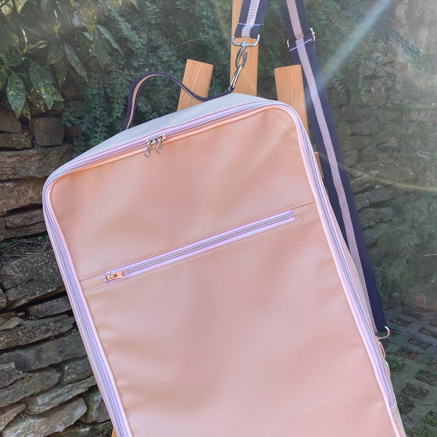 Egyedi megrendelésre készült ez a műbőr utazó táska partnerünknek😊
#bőrdíszmű #leatherbag #táska #utazótáska #bérgyártás #uniqueleatherworks #hungary