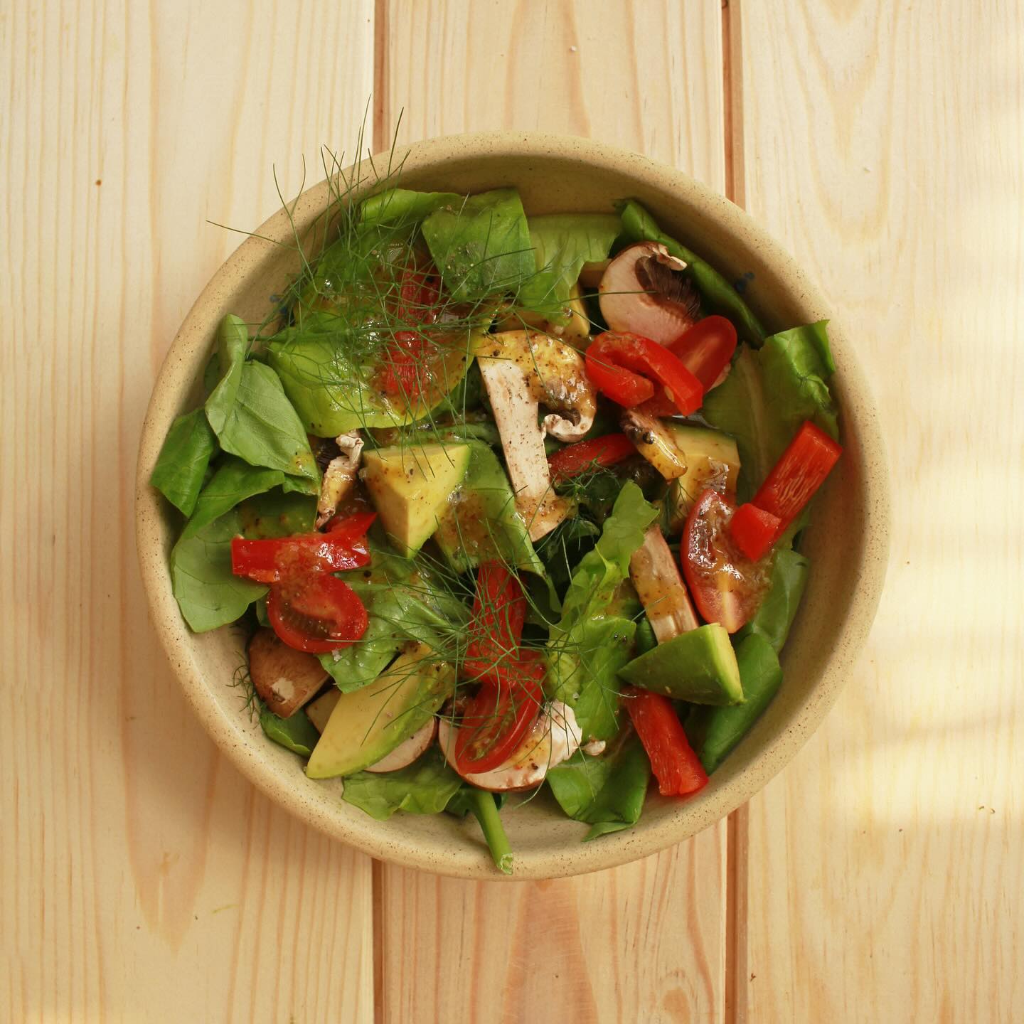 Ensalada del Huerto con nuestro aderezo de Mostaza y Miel 🥗
- Lechuga francesa @lechugaseva
- Champiñones
- Pimiento rojo
- Tomate uva
- Aguacate
- Eneldo fresco (ingrediente secreto 🤫)
- Sal y pimienta al gusto
- Aderezo “La Hormiga” de Mostaza y Miel 💛🍯
Disfruta!