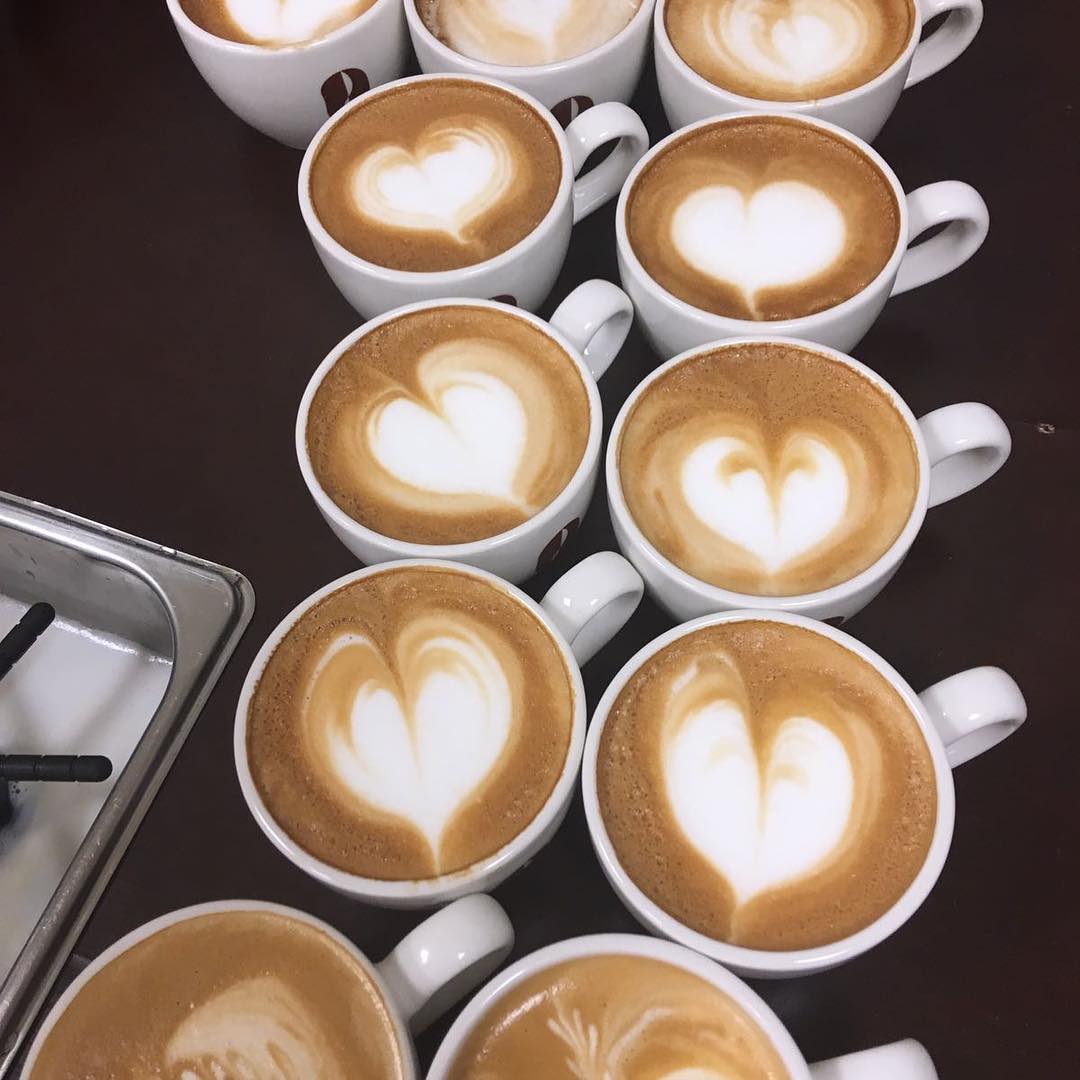 Eerste ronde, hartjes perfectioneren @koffieschool 😊 #koffie #latteart #trisha_barista #