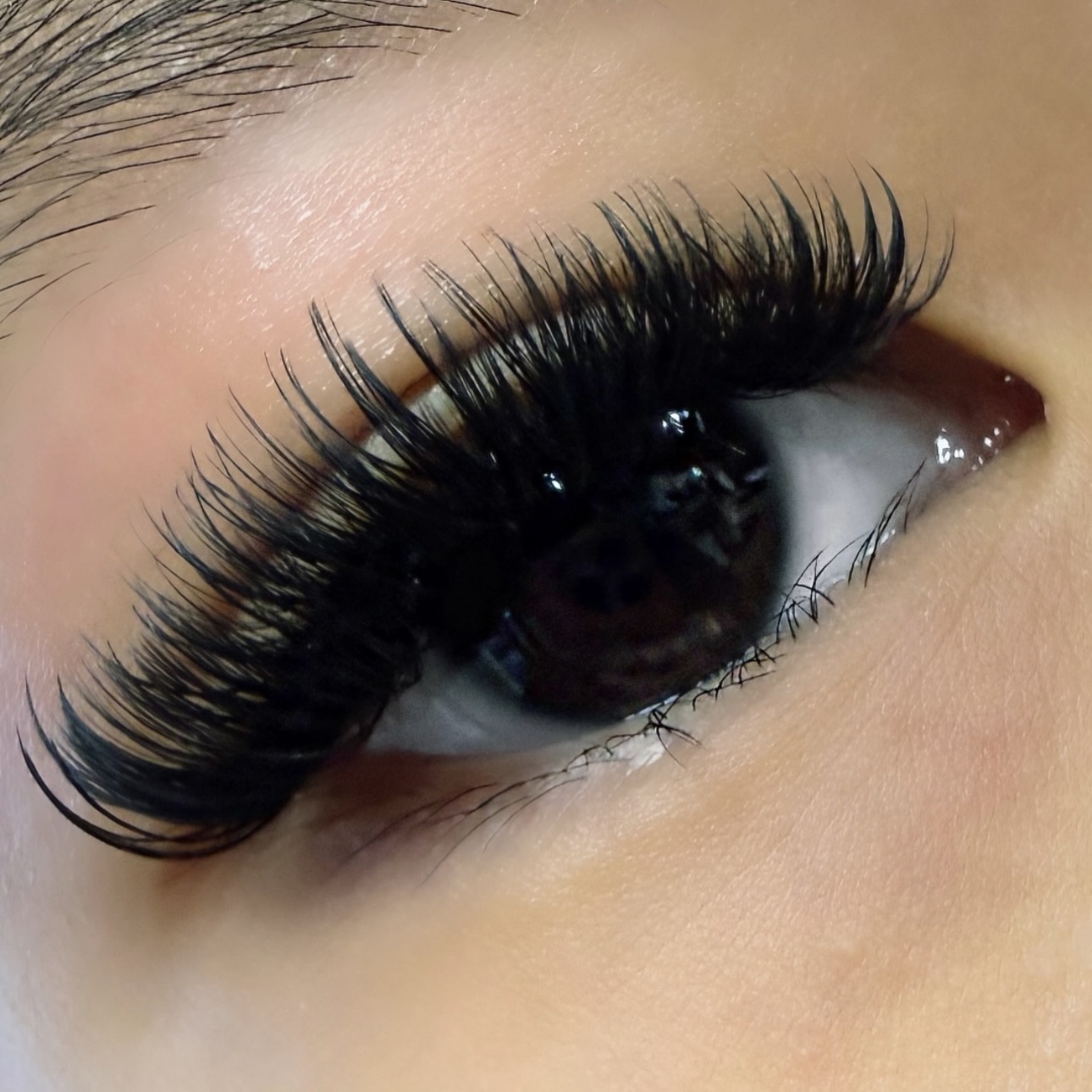 Full, fluffy, and drama in all the right ways ✨
Volume lashes for that bold, confident glow—no mascara needed.
#VolumeLashes #LashExtensions #BoldLashes #LashArtist #LashGoals