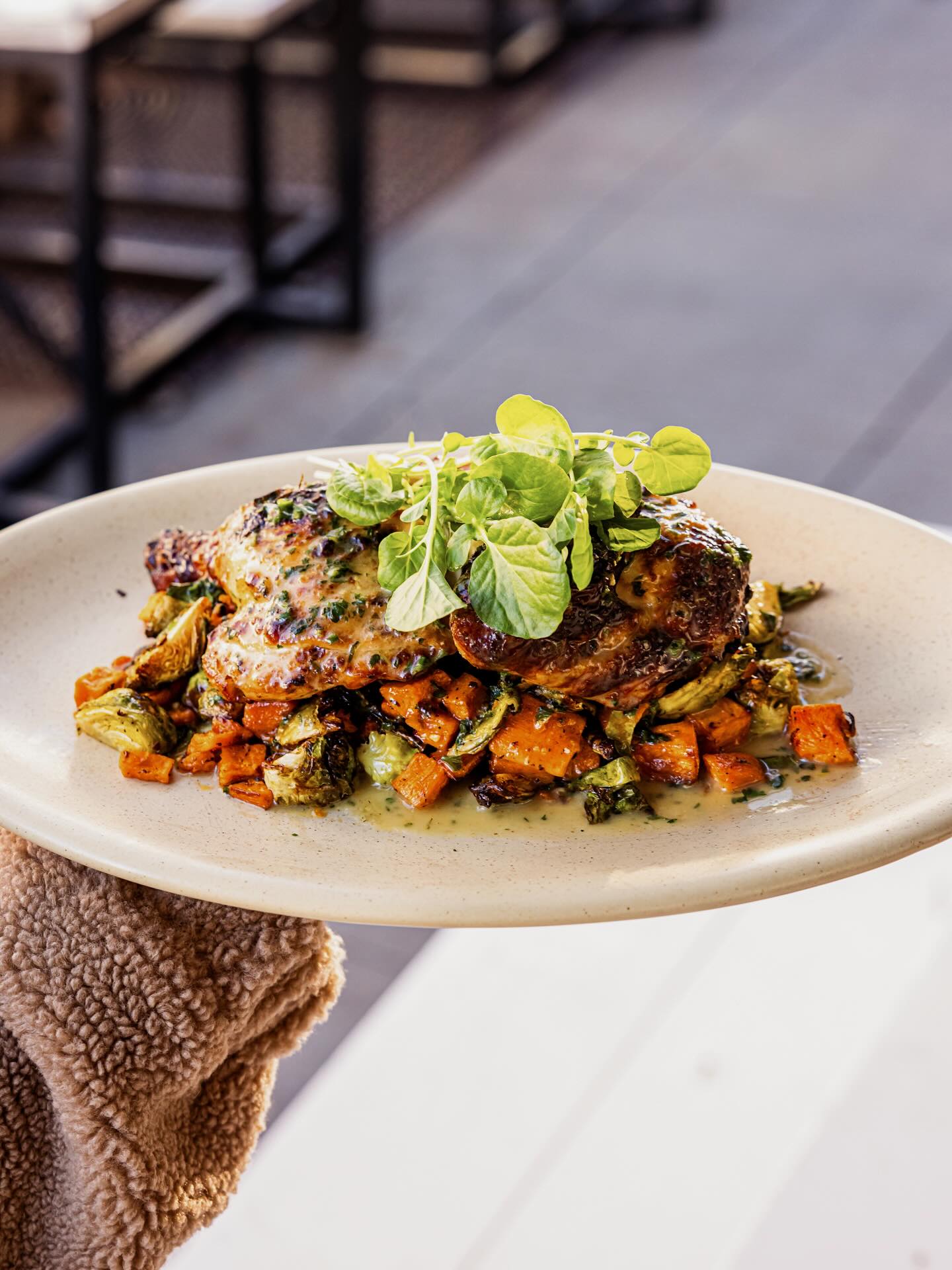 brick chicken done right—pan seared, cozy sides, and all the comfort you’re craving 🍗#din....