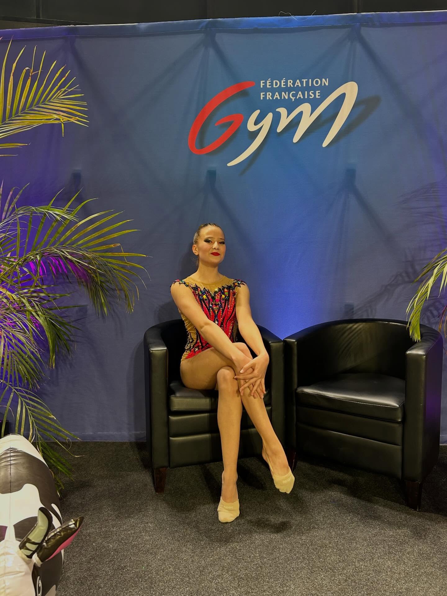 🏆 CHAMPIONNAT DE FRANCE – ROUEN 🇫🇷 🏆
✨ Ambre, pour son tout premier championnat de France, a suivi samedi soir et a su porter fièrement nos couleurs !
Avec beaucoup de sérieux et d’énergie, elle nous offre un très beau passage. Elle termine :
14e de France 🇫🇷👏🏼
Une expérience précieuse et prometteuse pour la suite !
Félicitations Ambre pour cette magnifique saison 😍