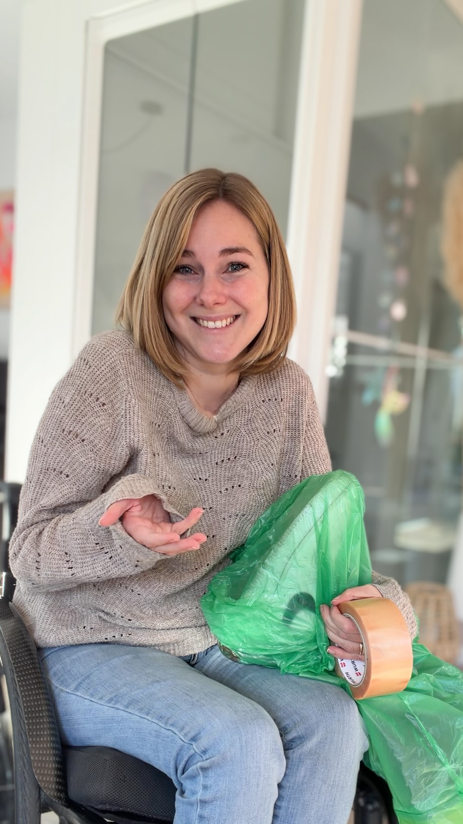 Ich geh gerne in den Meinungaustausch. Wirklich.
Unterschiedliche Perspektiven, neue Gedanken, Wachstum…
Aber bei Diskussionen darüber, ob alle Menschen dazugehören dürfen hört das auf. Bei Menschenrechten gibt es kein Mittelweg. Und Barrierefreiheit ist kein „man kann ja mal darüber reden“ Thema.
B! Svenja wischt Blut auf, danach packt sie Beine in eine Mülltüte, schiebt sie nach draußen und schließt das Auto indem man die Mülltüte sieht.