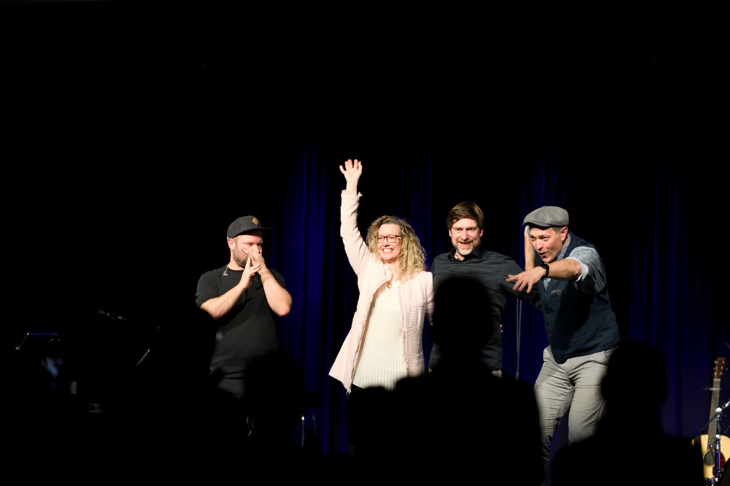 Kronshagen, was für ein Abend! ✨
Am 30.01. im Bürgerhaus – ein fulminanter Auftakt, der richtig Lust auf 2026 macht. 🎶 Danke an Janina, die kurzfristig eingesprungen ist – und was für ein Auftritt das war! 🤍
Und eins ist sicher: Wir kommen wieder nach @kronshagengemeinde (Termin folgt 😉)
Das nächste Konzert ist schon in einer Woche! 😜🙌
#kronshagen #bürgerhaus #winterkonzert #godewind #livemusic