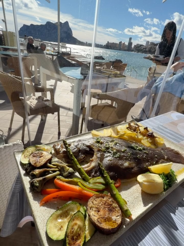 Cuando el producto es así, sobra todo lo demás ✨
Mero fresco, tratado con respeto y frente al mar 🐟🌊
#foodies #restaurant #pescado #clubnautico #lesbassetes