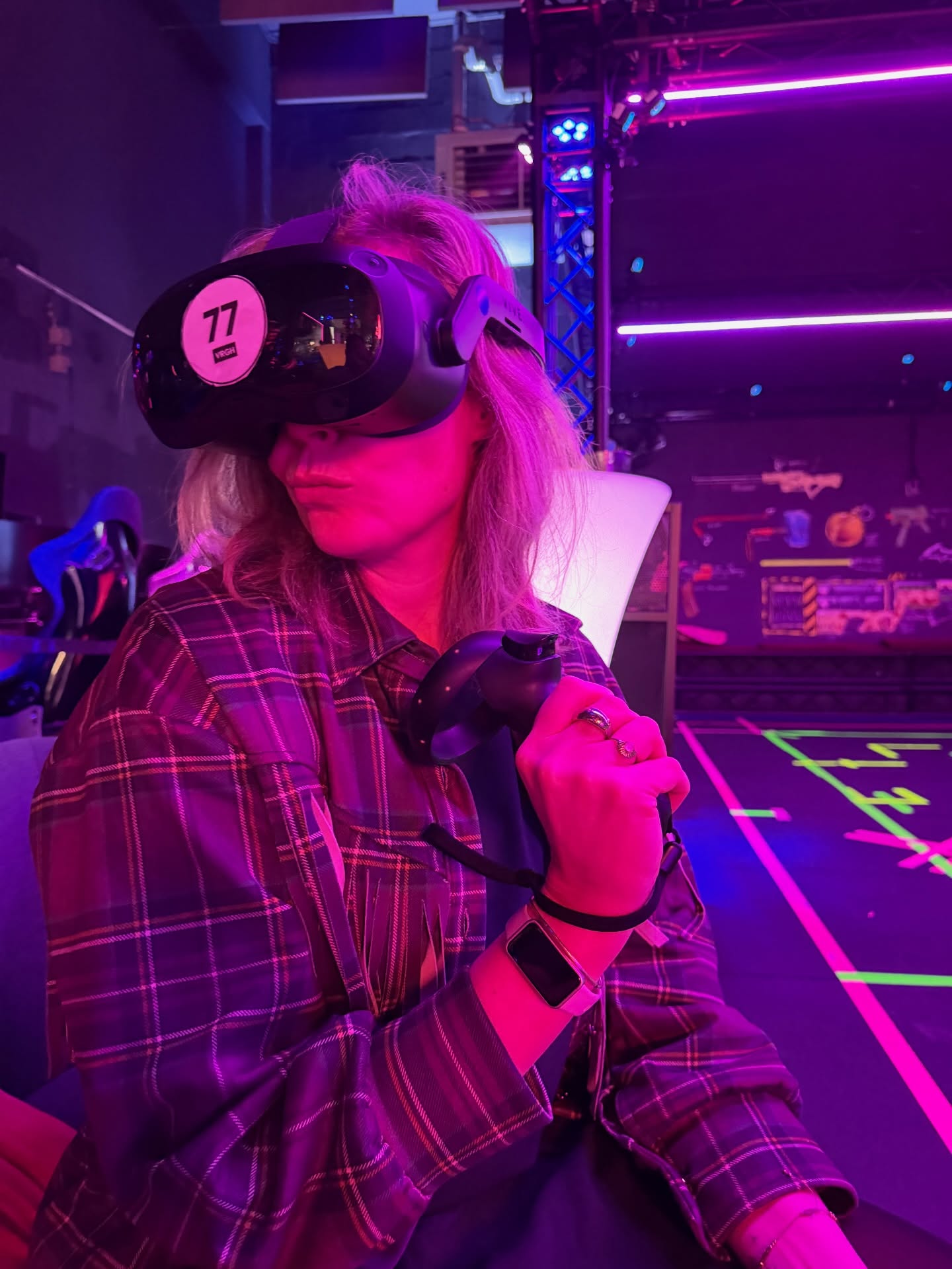 Januari recap ❄️🎊
Zo terugkijkend stond deze eerste maand van dit jaar in het teken van Surprise Celebrate & Experience. Feeling so loved and alive 🙌
1. Het moment dat je jezelf hoort gillen tegen je kinderen: schiet die zombies neeeeeeer!!!
2. Winter Wonderland
3. Verrast met zo’n gaaf verjaardagskado: mijn eigen ring maken 😍
4. En verrast met guilty pleasure: escape room
5. Tweede surprise bday dinner, waar ik spontaan mijn bday special offer bedacht en in een week uitverkocht 🥰
6. Wat was dit een heerlijke start van het jaar ❄️
7. Retreat geven op deze heerlijk plek @vrijhavenzwier is een feestje
8. Deze groep, deze inzichten en intenties, deze doorbrekende winterzon 🥰
9. Met Bens klas mee naar de schaatsbaan.
10. Zo tof als een geweldige klant je uitnodigt voor haar celebration dinner 🙌
11. Tibbe leert nieuwe skill
12. Zo trots èn compleet jeugd dans sentiment bij de performance van bonusdochter
13. Meet ons nieuwste gezinslid Sushi!
14. Mezelf vieren met bday facial. Dit overdag doordeweeks kunnen doen geeft me nog steeds zo’n enorm vrijheidsgevoel
15. Strategy sessions met klanten over hun business: deel ik niet veel over, maar is zó mijn ding
16. Over experiences gesproken: eerste keer als moeder een open dag bezoeken op middelbare school 🥹 Het voelt als gisteren dat ik je inbakerde in je wiegje en nu heb je het over kluisjes en tussenuren??
17. Spelletjes all day every day
18. Send help 🫠
Happy Feb! Wat was jouw januari thema als je terugblikt? X