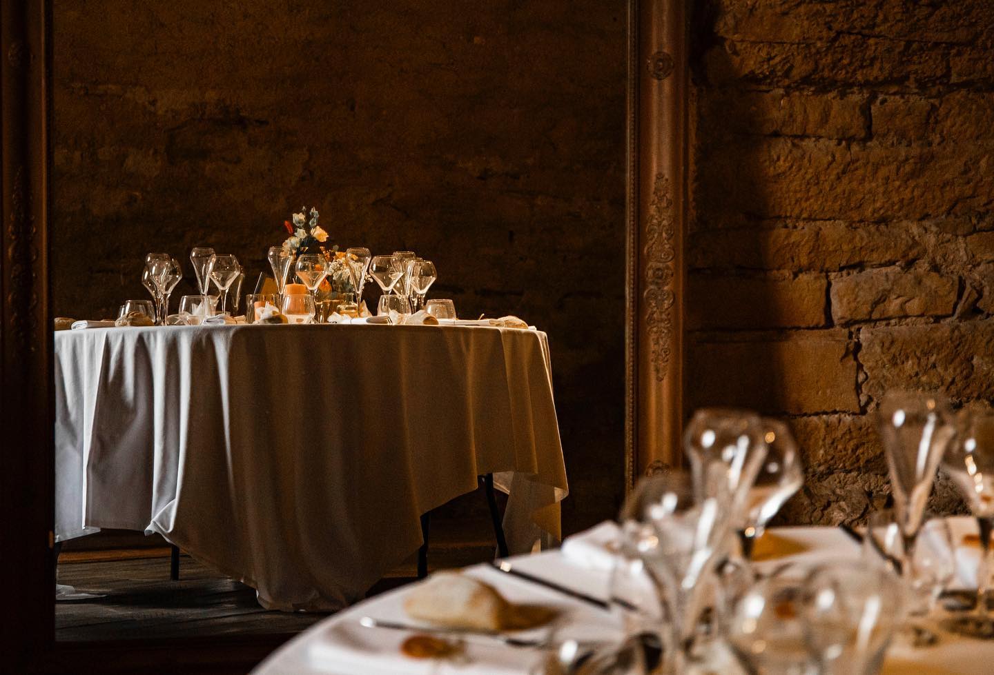 Toujours choisie avec soin pour coller au thème du mariage, la décoration du lieu de réception est un élément à immortaliser ! Je prends toujours un petit temps pour photographier les tables et détails 🌼
#mariage #wedding #love #deco #bride #weddingday #amour #weddingdress #bridetobe #couple #weddingplanner #robedemariee #lyon #photographelyon #weddinginspiration #france #fashion #mariagelyon #photography #weddingphotography #reportagespotlight #decoration #weddingphotographer #canon5dmarkiv #canon #photographemariage #reportage