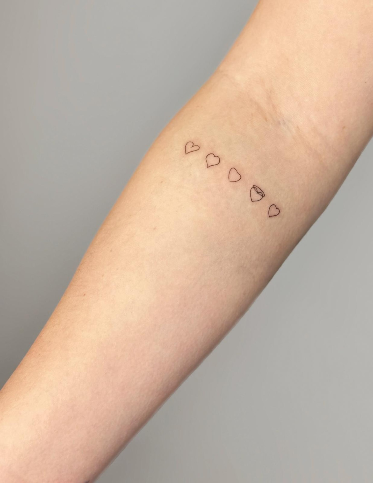 Fünf kleine Herzen.
Still, persönlich und genau dort, wo sie hingehören. 🤍
Gestochen von @leonie_tatts
#TattooGardenAarau #MinimalTattoo #FineLineTattoo #HeartsTattoo #LeonieTatts