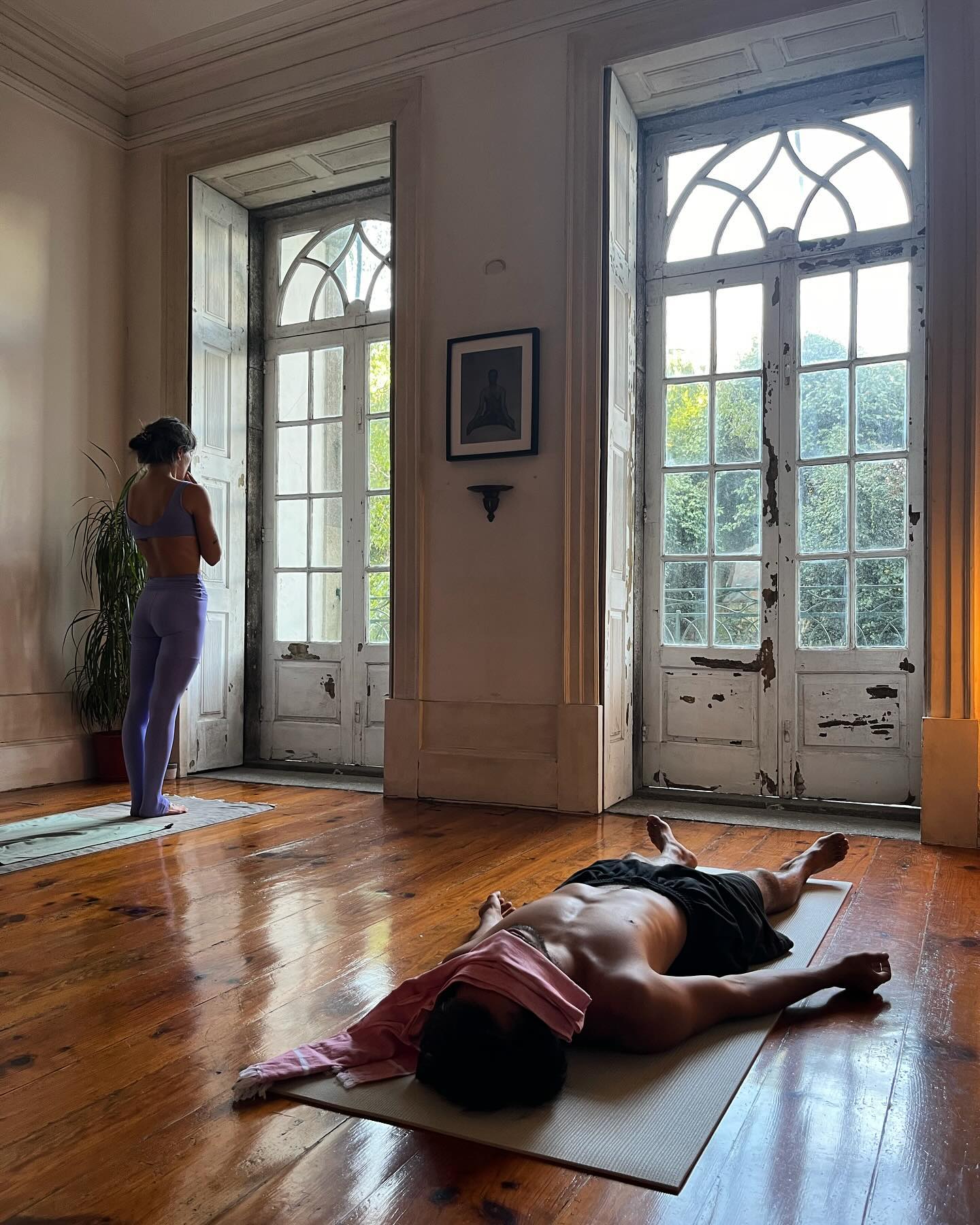 Amanhã, Terça-feira dia 3 de Agosto, é dia de Lua Nova, dia de descanso da prática de asana, e por isso não haverá aula Mysore ou qualquer outra aula/atividade extra. 🌙
• A Lua Nova em Virgem é um momento para refletir sobre as nossas rotinas e hábitos, perceber se contribuem para a nossa saúde física, mental, emocional e espiritual de uma forma que seja prática e exequível.
•A cada Lua Nova temos esta oportunidade incrível de renovar uma área da nossa vida. É um novo começo, a oportunidade de colocar sementes quando estamos mais conscientes das nossas necessidades, das nossas escolhas e do nosso caminho. Virgem relembra-nos da autorresponsabilidade com o nosso corpo, as nossas escolhas diárias e a nossa saúde. Este é o momento de criar uma estrutura na nossa vida que nutre e apoia a nossa evolução.
• Que esta Lua Nova seja uma oportunidade de reflexão, organização e planificação, em que dás prioridade à tua saúde e ao teu bem-estar, aos teus sonhos, criando espaço para o crescimento pessoal e a melhoria contínua.
•Que a energia desta Lua te traga a inspiração de que precisas para criares medidas práticas na direção de uma vida saudável e equilibrada. ✨🙏🏻
#ashtangayoga #newmoon #yoga #mysorepratice
#yogapractice #ashtangayogaporto
#newmoonintentions #yogainspiration #moonday