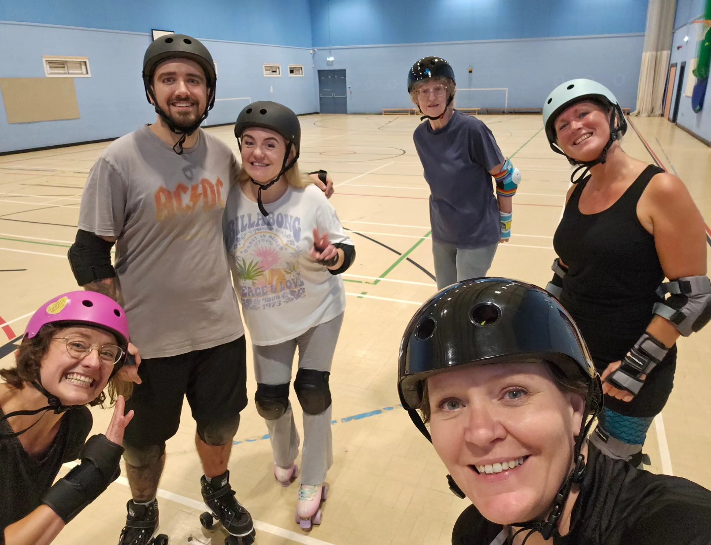 This little group had loads of space to practice transitions tonight! Loads of space and loads of 1:1 coaching. It was a lush little hour where improvement came in leaps and bounds!
Tuesdays are ace 👌
Join us next Tuesday for a deep dive into crossovers!
Www.skatefitness.co.uk to book your slot
#skatefitness #fitnesscanbefun #rollerskating #ploughstops #achybutt #lateralmovement #IfYoureNotFallingOverYoureNotTryingHardEnough #learntoskate #crossovers #swansea #transitions