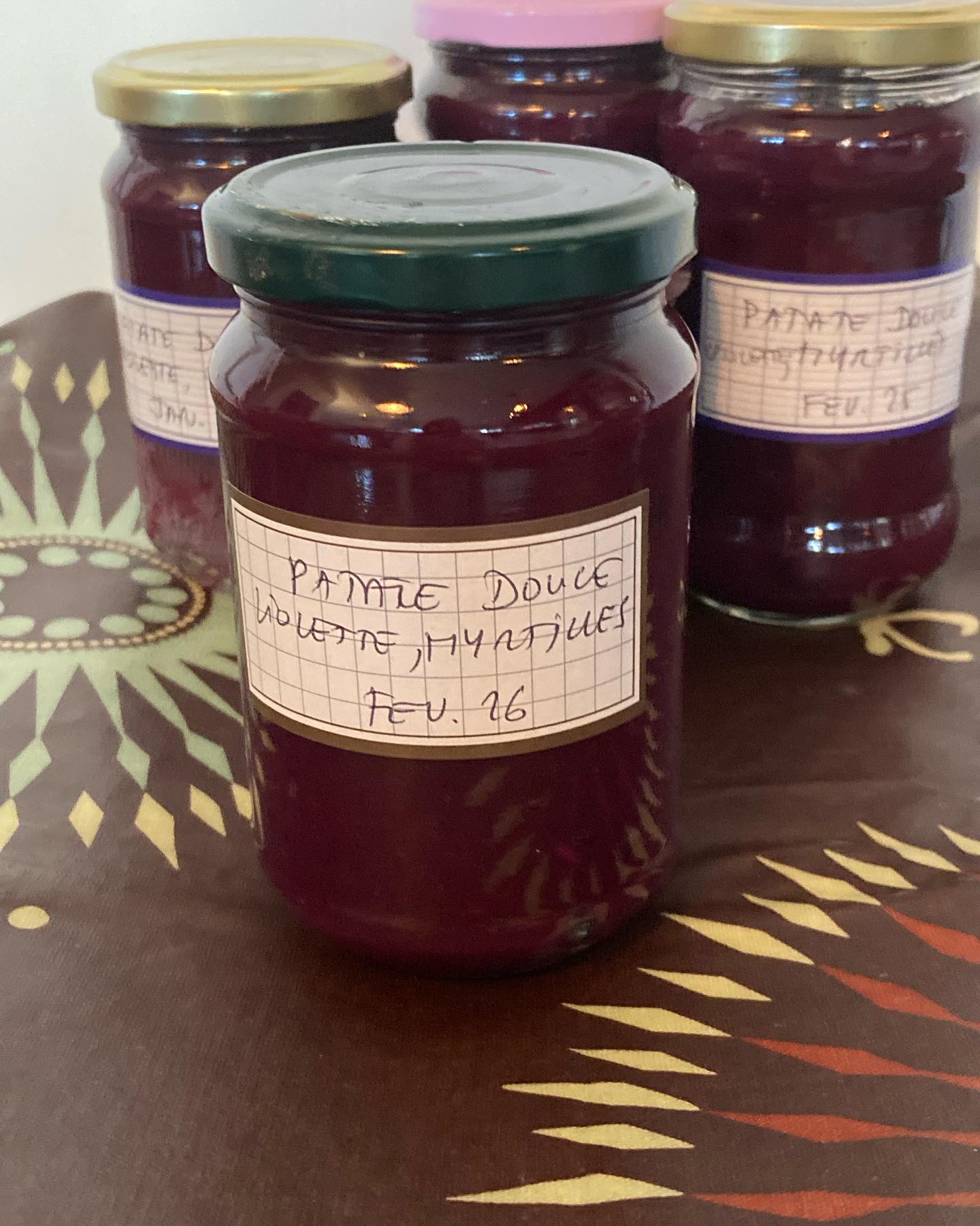 Confiture de patate douce violette et myrtilles!
J’en fais quoi de ma patate douce violette que je viens de nous dessiner? Je l’ai déjà testée en cheese-cake, houmous, tajine, mochis, gruau de riz… Pourquoi pas en confiture pour fourrer mes prochains mochis (comme la pâte de haricots rouges)? En tous les cas, la couleur est sublime, d’une intensité violette irréelle, signe d’un puissant potentiel d’anthocyanes, la confiture parfaite pour nourrir les yeux et éviter la baisse de vision!
Pour 5 pots environ: 1kg de patate douce violette, 250g de myrtilles surgelées, 70cl d’eau, 650g de sucre, 1 gousse de vanille, le jus et le zeste d’un citron.
Éplucher et couper en petits morceaux les patates douces. Les mettre dans une marmite avec l’eau, le sucre, les myrtilles, le jus et zeste de citron, la gousse de vanille coupée et fendue en 2.
Porter à ébullition puis baisser le feu et cuire à petit feu 1 heure environ, en remuant régulièrement, surtout en fin de cuisson quand la confiture commence à épaissir.
Retirer la vanille, mixer et mettre en pots la confiture chaude, dans des pots à couvercle bien lavés et stérilisés.
NB: Cette confiture ressemble plus à une crème de marrons, assez épaisse, elle est toutefois très parfumée et sera excellente pour fourrer des crêpes, un gâteau roulé ou des mochis!
#confiture #confitures #marmellata #jam #patatedouce #patatedouceviolette #ube #myrtilles #anthocyanes #recettetherapeutique #dietetiquechinoise #madreperlamtc
