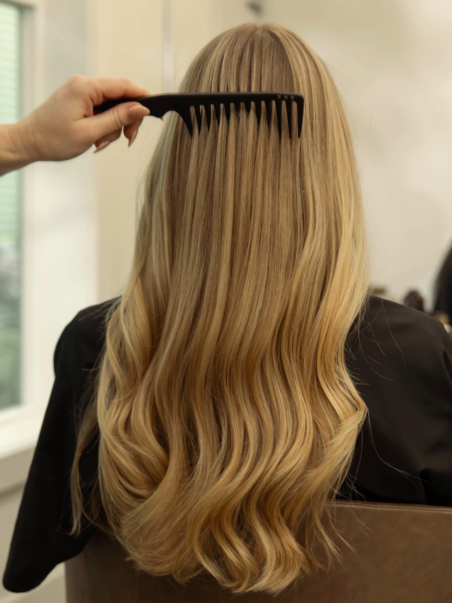 The perfect curl every time 💛
Link in bio to book your next appointment, with 5 lovely stylists to choose from!