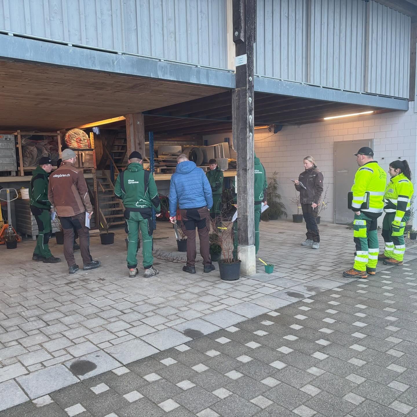 🌱 Gemeinsam stark für die nächste Generation 🌱
Lehrlingsausbildung ist Teamarbeit und genau so leben wir sie bei Tollegärten.
Zusammen mit unseren Partnerbetrieben @suessgartenbau und @muff_gartenbau_ag investieren wir in die Zukunft des Garten- und Landschaftsbaus.
👩🌾👨🌾 Im Fokus dieses Ausbildungstages standen Pflanzenkenntnisse:
Arten erkennen und fachgerecht beurteilen, eine zentrale Grundlage für nachhaltige Gartenprojekte.
🪨 Zusätzlich durften wir einen spannenden Fachvortrag der Firma Acosim erleben, rund um das Verbauen von Naturstein. Praxisnah, fundiert und direkt aus dem Berufsalltag. Genau so, wie Lernen bei uns sein soll.
💚 Danke an unsere Partner für das Engagement und den gemeinsamen Einsatz für eine starke Ausbildung.
So wächst nicht nur Grün, sondern auch Fachkompetenz.
#tollegärten #lehrlingsausbildung #nachwuchsförderung
#pflanzenkenntnisse #naturstein #gartenbau #landschaftsgärtner
#teamwork #zukunftgestalten #süessgartenbau #muffgartenbau #acosim