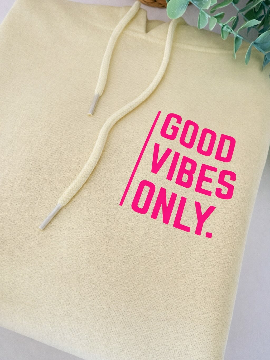 Neon darf leuchten.
Aber es darf auch ruhig sein.
Kleine Botschaften, klare Formen
und Farben, die sofort ein Gefühl auslösen 💚🩷
Diese Shirts & Hoodies stehen für
Momente, die bleiben,
für Leichtigkeit im Alltag
und für dieses eine gute Gefühl, wenn man sie anzieht ✨
Jedes Teil wird mit viel Liebe handveredelt
und bewusst schlicht gehalten –
damit es lange Freude macht 🌿
Swipe durch & lass dich treiben 💭
#neonliebe #statementwear #handveredelt #slowfashion #feelgoodstyle #bohovibes #kreativveredelung