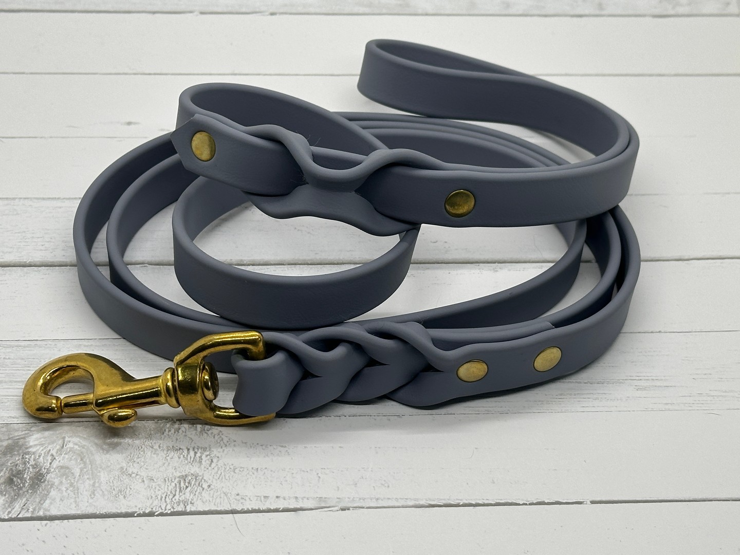 Our Grey Pre-Made 6ft Heavy Duty Leashes are one of my favourites! 🌟 Constructed from 3/4” heavy-duty biothane, these leashes are ready to handle anything your pup throws at them. Check our bio for more details! #DogLovers #PetAccessories #CharlieAndMabel