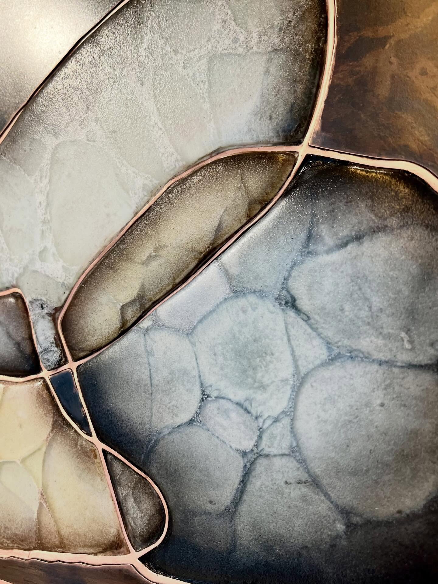 ✨ NEW — Détail ORIGINE #4
De la terre naissent les matières
34x30cm
Émaux sur cuivre, patine sur cuivre, cuivre, encadrement bois
Minéraux, métaux et verre s’y rencontrent, se transforment, se révèlent
📍À retrouver au @_studioparallele_