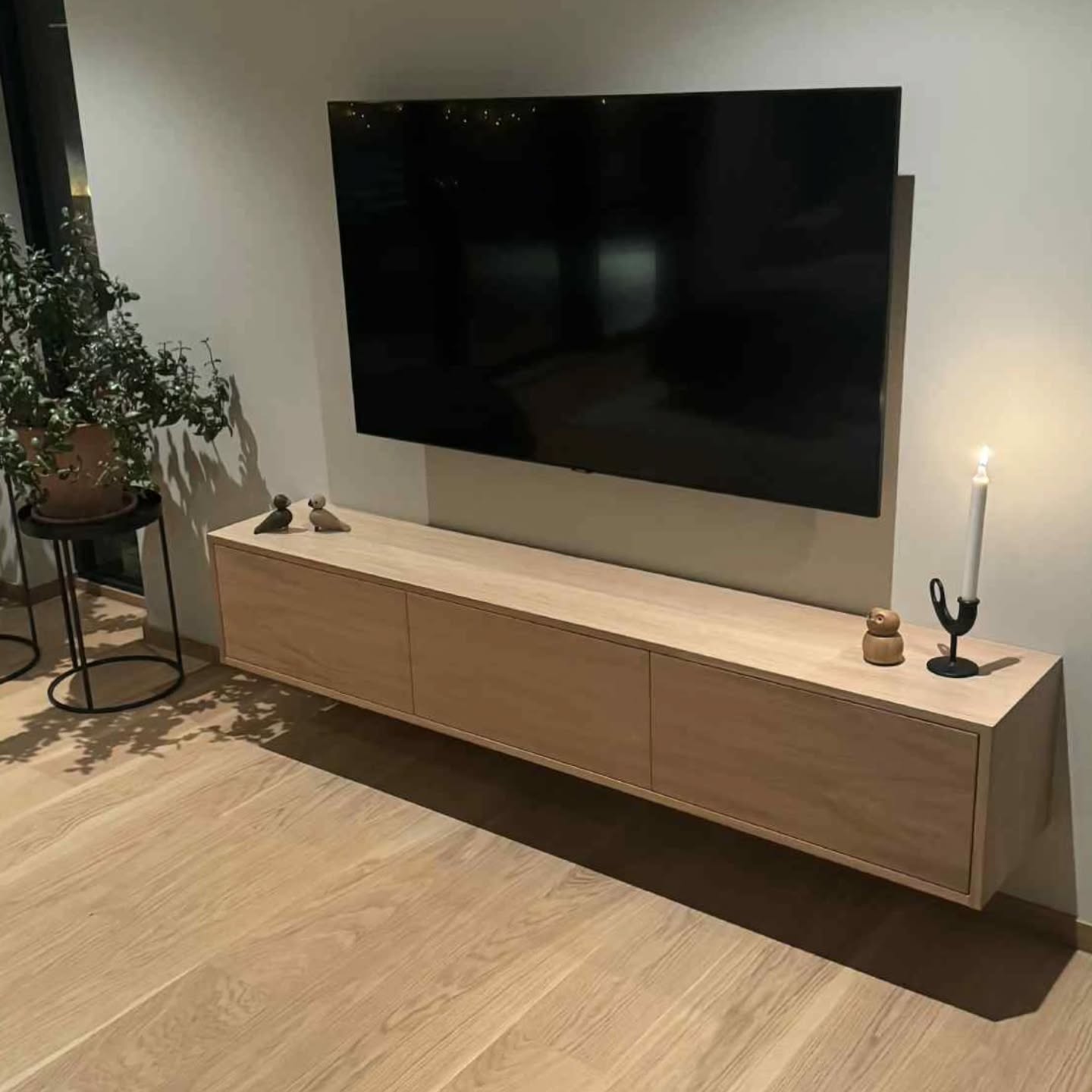 Vegghengt tvbenk med oppbevaring i oljet eik🤩
.
.
.
#møbler #furniture #livingroom #woodwork #eik