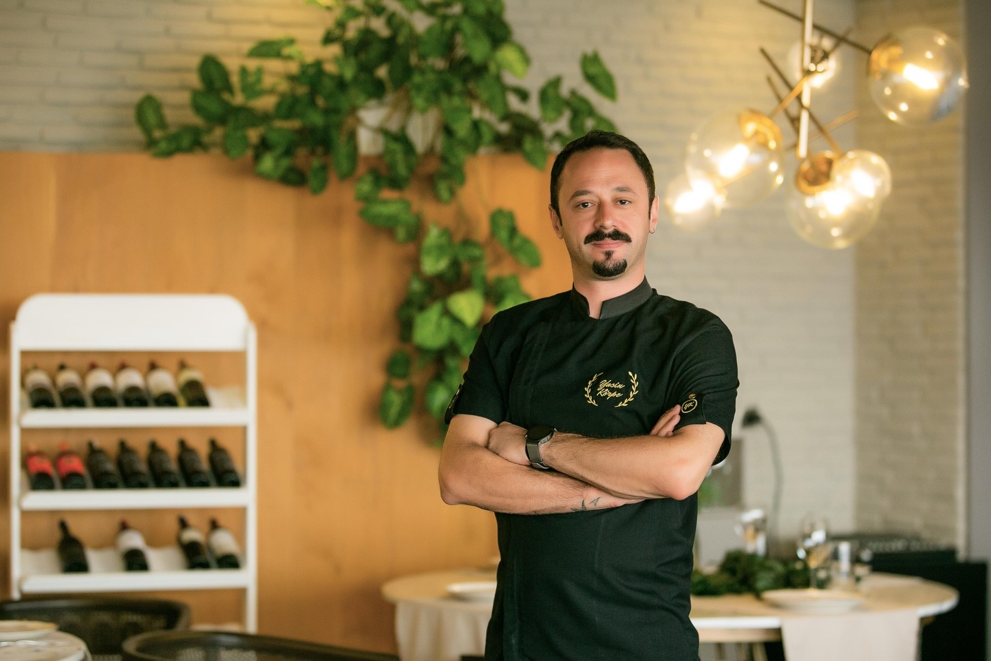 ✨ Willkommen im Team! ✨
Wir freuen uns, Yasin Körpe (37) als neuen Küchenchef im Goldenen Hirsch – Aystetten begrüßen zu dürfen. 👨🍳
Yasin bringt langjährige internationale Erfahrung aus der gehobenen Gastronomie mit – unter anderem aus Stationen bei:
🇹🇷 Rixos Hotels (Chef de Cuisine)
🇦🇪 Rixos The Palm Dubai (Sous Chef)
🇹🇷 Club Marvy (Izmir)
🇹🇷 Maxx Royal Resorts (Antalya)
sowie zuletzt als Executive Chef bei Corendon Hotels & Resorts Türkiye.
Bereits in seiner ersten Woche wurden Abläufe strukturiert und Prozesse in der Küche optimiert. Aktuell entstehen zudem neue kulinarische Konzepte, die wir Schritt für Schritt vorstellen werden.
📍 Goldener Hirsch – Aystetten
🍽️ Bleibt gespannt!