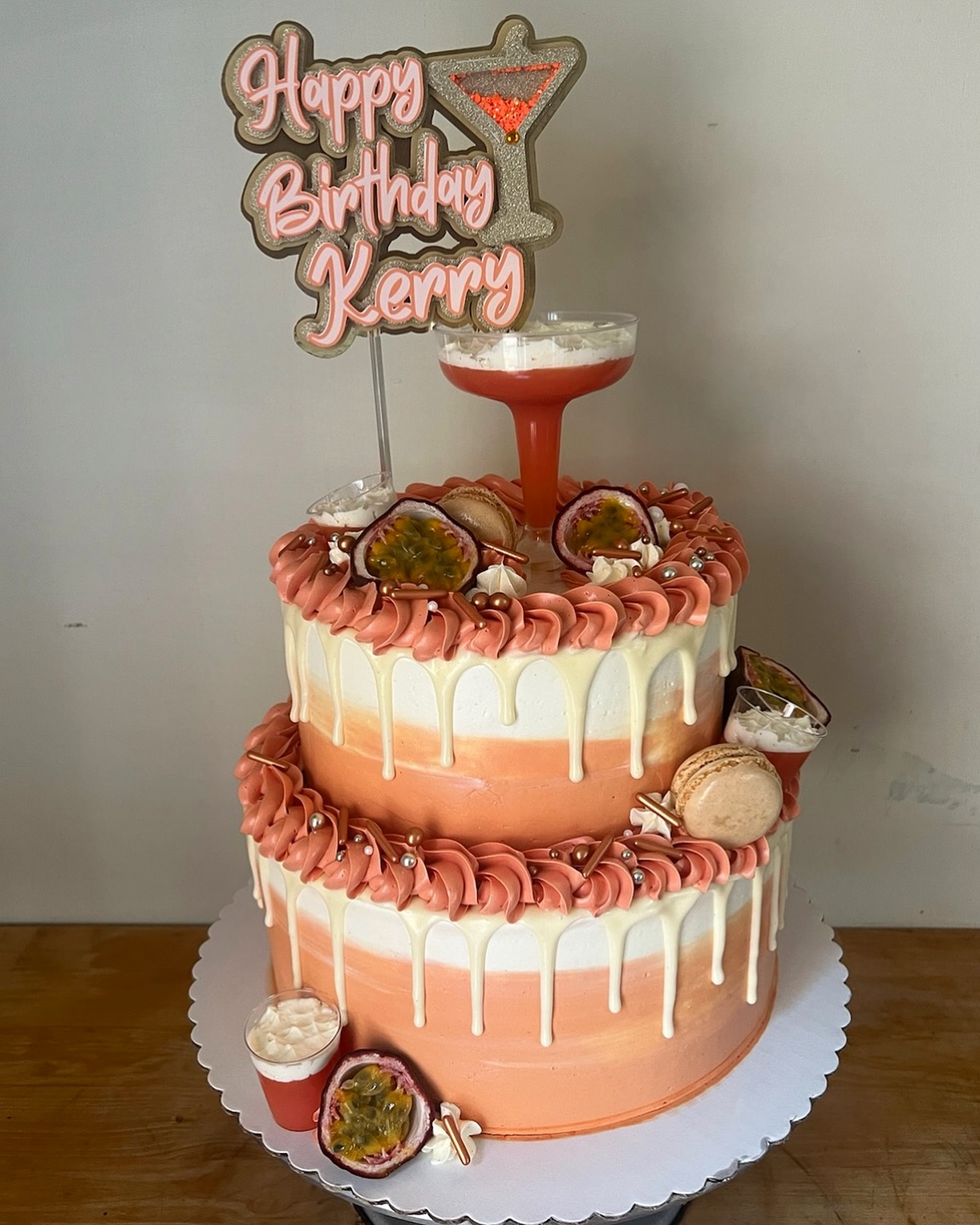 Passion fruit martini but make it cake! 🍸
I’d say around 60% of our orders come from bespoke requests from all you lovely people, so whilst the website is there ready for online orders from our curated designs, there’s always space and scope for your individual design requests- we can usually come up with an idea however weird and wonderful!
#cakeorder #bespokecake #dealkent #dealkentuk #birthdaycake