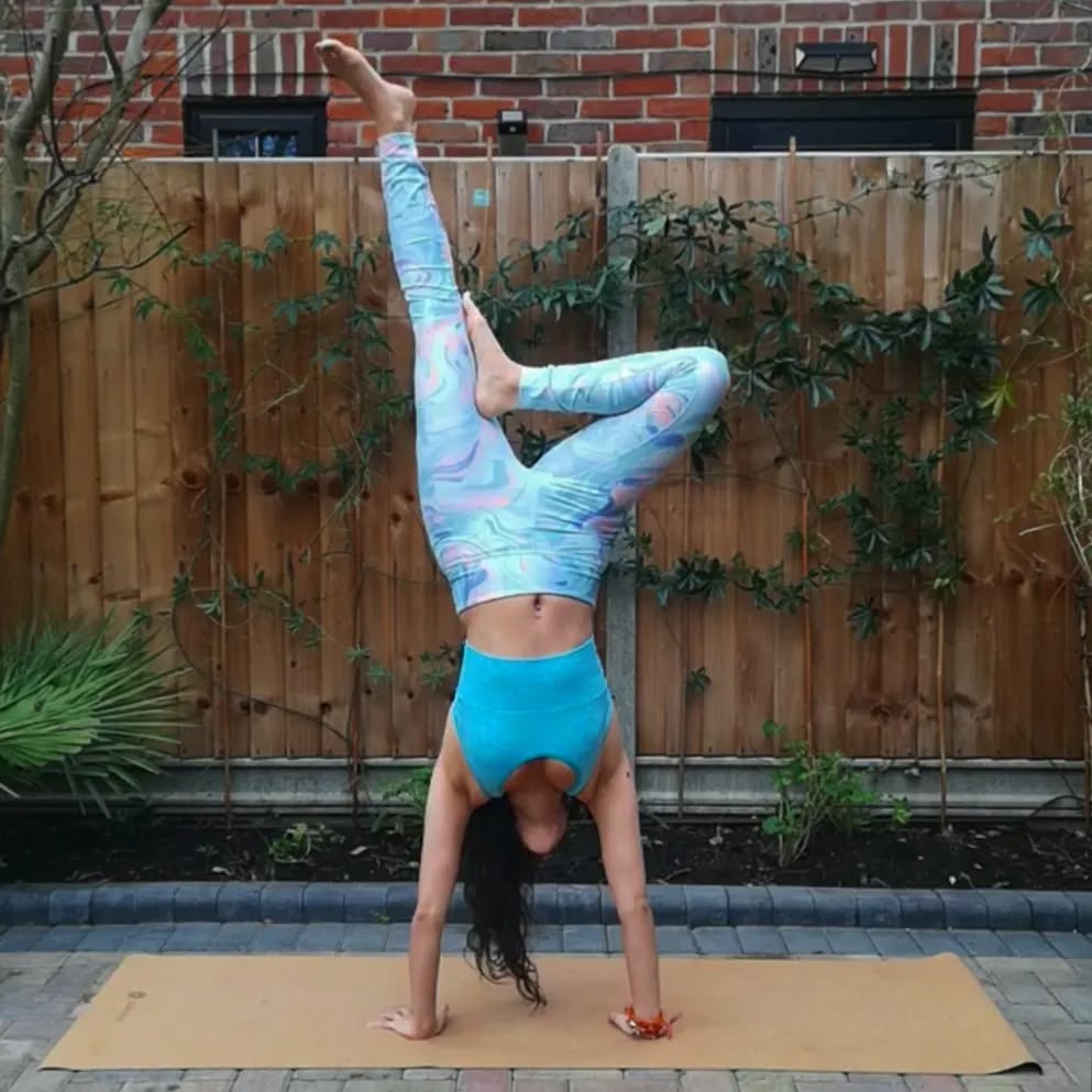 Today's ridiculous yoga pose: Adho Mukha Vrksasana... With Vrksasana legs aka handstand with tree pose legs 🤸♀️🌴
Does anyone else find that once you've gotten your balance upside down, you just don't know what to do with your legs? It's the same as if you asked me to stand and smile for a photo - I have no idea what to do with my hands and end up making it worse 😅