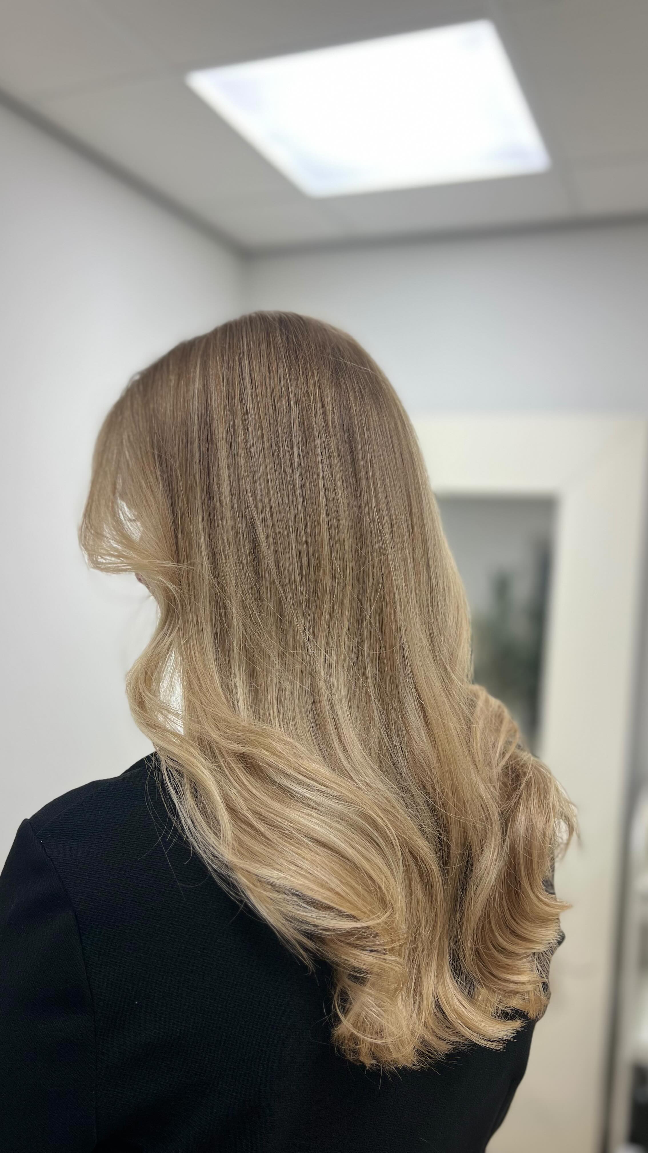 Hair Make-over
Voor deze make-over koos ik bewust voor een korter en verfijnder silhouet, zodat het haar weer in balans komt en zijn natuurlijke schoonheid terugkrijgt.
Het blonde haar werd zorgvuldig gecorrigeerd en verdiept, met zachte nuances die het model versterken en zorgen voor een tijdloze, elegante uitstraling.
Als afsluiting kreeg het haar een glansbehandeling, waardoor de structuur zichtbaar gezonder oogt.
Het resultaat is een coupe die niet alleen mooier oogt, maar ook sterker, zachter en levendiger aanvoelt.
Een transformatie waarbij kwaliteit, rust en gezondheid voorop staat 🤍
#salonpalmav #palmav #makeover #hairtransformation