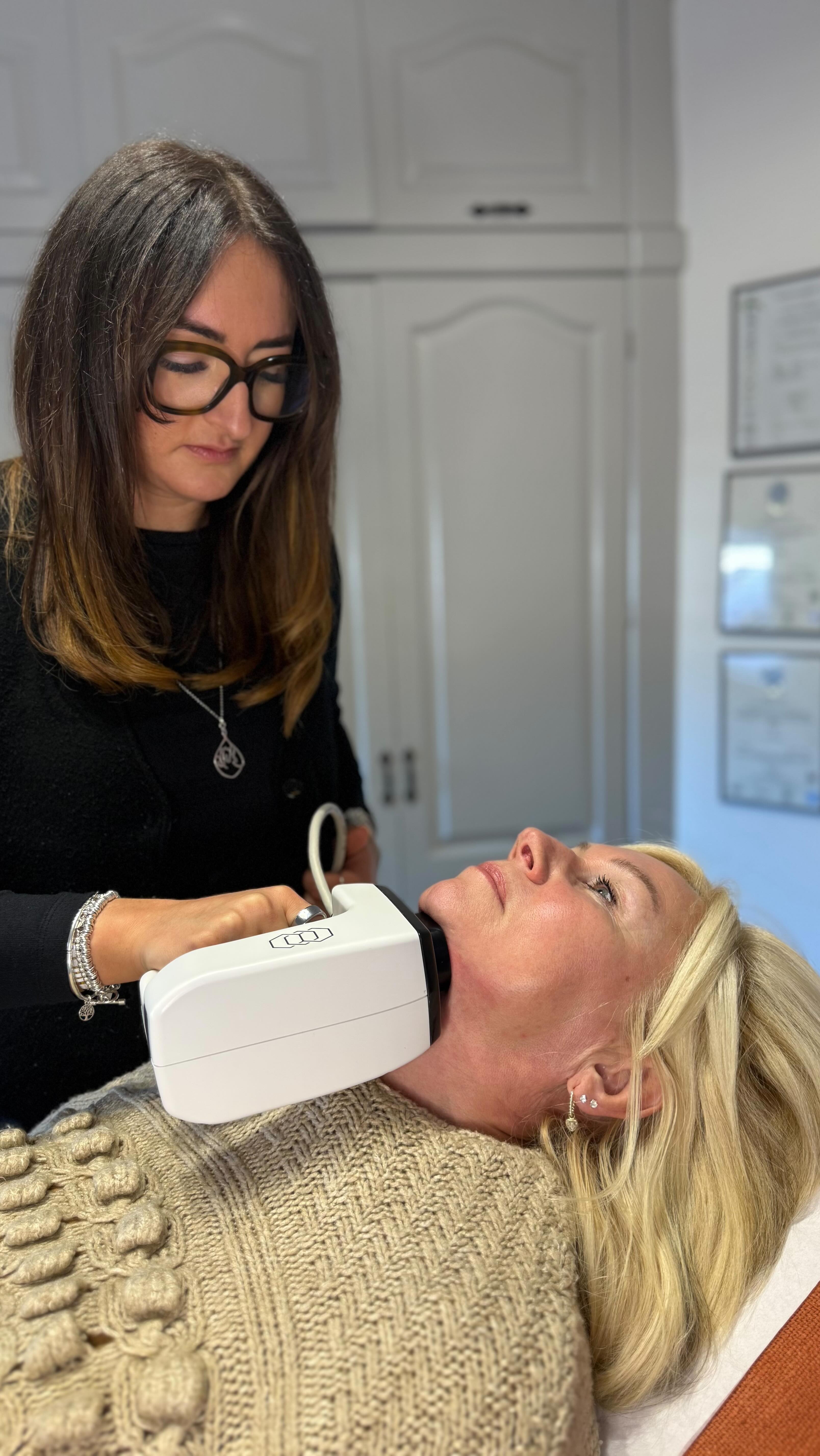 We are so excited to have this technology now in-salon.
Mini FX is a non-invasive treatment that uses a combination of radiofrequency energy and vacuum suction to target stubborn fat and skin laxity - especially in areas like the double chin and jawline.
The vacuum draws the tissue in, while the energy works to break down fat cells and tighten the skin at the same time. Over a course of treatments, this helps redefine the jawline, improve firmness, and create a more sculpted lower face.
No needles. No downtime. Just gradual, natural-looking results that keep improving.
If your double chin doesnât shift no matter what you do, this could be the treatment for you.
DM us to book a consultation or to find out if Mini FX is right for your skin.
#minifx #jawlinesculpting #doublechintreatment #noninvasivesculpting #nineteenbeauty cheltenhamskinclinic