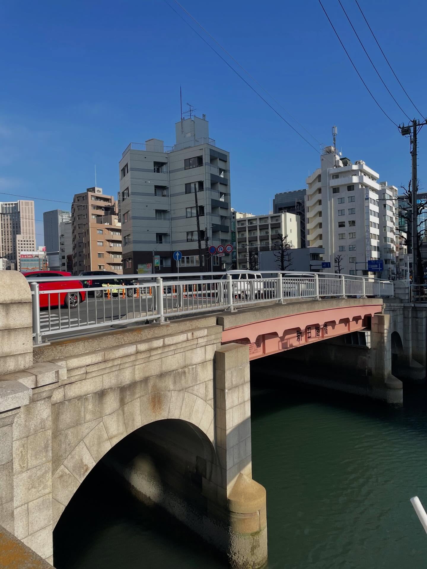 #あらたまばし
#震災復興橋梁
#新田間橋
#横浜市西区
#新田間川
関東大震災(1923年)後の復興事業として建設された「震災復興橋梁」(しんさいふっこうきょうりょう)
左右にアーチの橋台がある新田間橋
昭和2年(1927年)竣工
歴史を生かしたまちづくり
→神奈川・横浜の歴史を生かしたまちづくりのニュースは
https://www.heritagetimes-yk.com
「ヘリテイジタイムズ」で検索