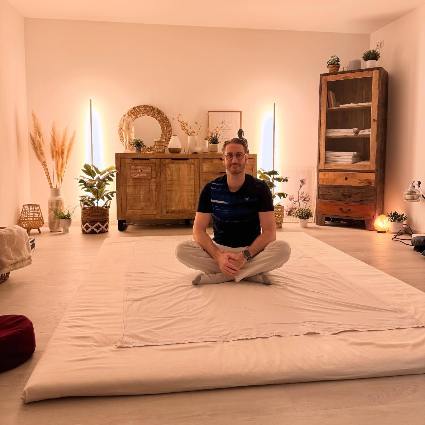 Wenn ich ehrlich bin:
Ich hätte mir am Anfang meiner Selbstständigkeit niemals erträumt, dass mich dieser Beruf so erfüllen wird.
Nicht wegen des „Erfolges“ oder der Zahlen- sondern wegen euch.
Weil aus Terminen tief gehende Gespräche werden.
Aus Beschwerden #wohlbefinden entsteht.
Und aus „Ich probier’s halt mal“ plötzlich echte Veränderung.
Jede Rückmeldung erinnert mich daran, warum ich das mache. Und wie viel #vertrauen ihr mir entgegen bringt, wenn ihr euch auf die Matte legt.
Diese Rezension darf heute stellvertretend für all die lieben Rückmeldungen stehen, die ich in letzter Zeit bekommen habe.
Viele davon bleiben zwischen mir und euch- aber jede einzelne berührt mich und erinnert mich daran, warum ich diesen Weg gehe.
Ich bin wirklich dankbar für jeden einzelnen Menschen, der bisher den Weg zu mir gefunden hat.
Das ist nicht selbstverständlich.
Und genau deshalb bedeutet es mir so viel 🤍
#shiatsu #dankbarkeit #erfüllung