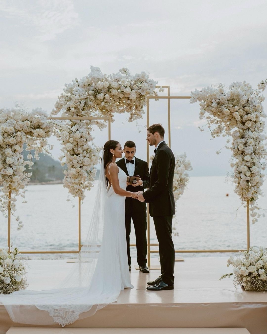 Classic, timeless and the perfect less-is-more vibe. For the Bride who wants to be remembered for being totally and utterly herself. She is Alanis by @enzoani 🤍💍🦢
#wedding #weddingdress #weddingdresses #bride #bridal