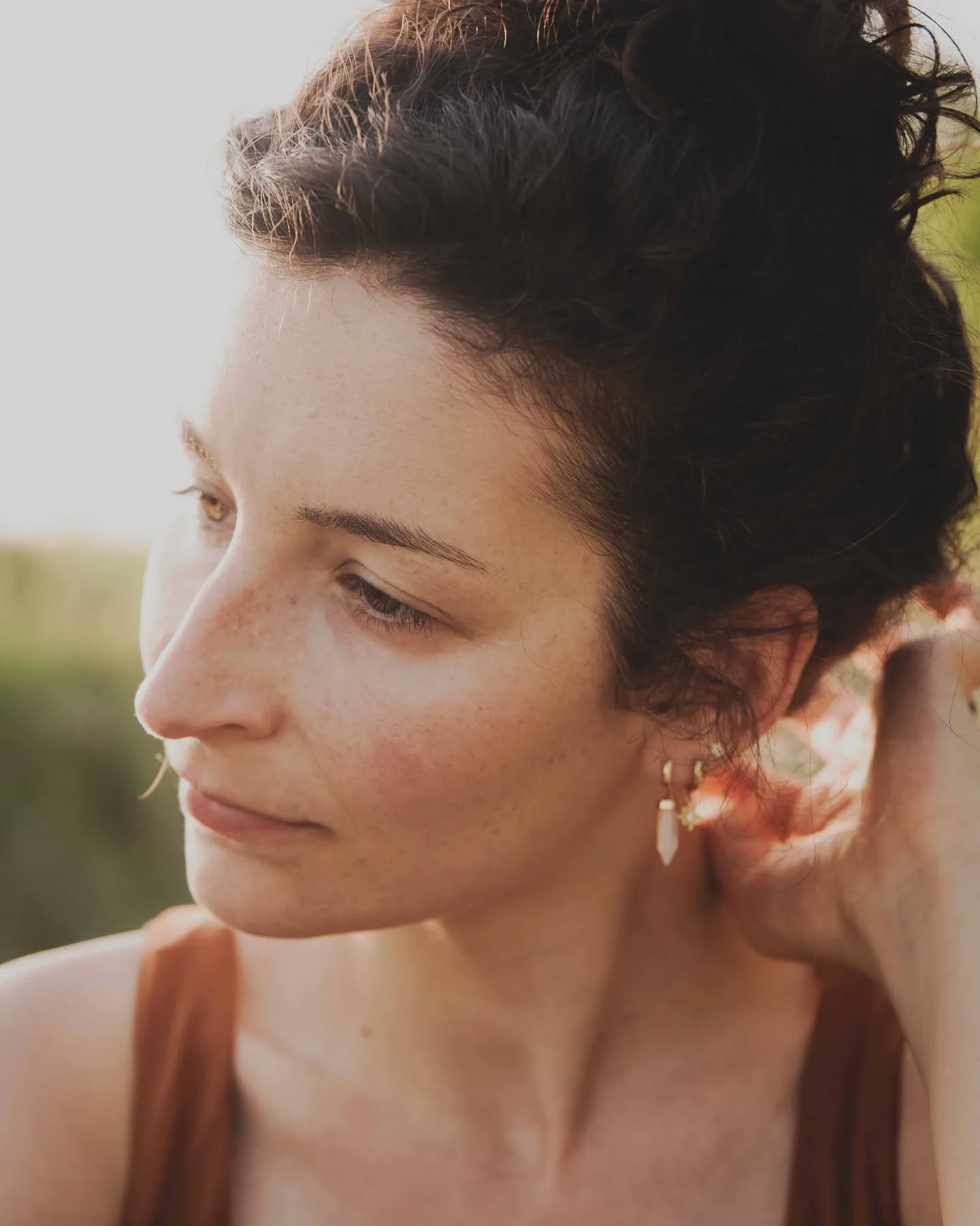 L'INCERTITUDE est une condition de la liberté d'esprit
La liberté pour horizon, la peur - parfois - comme restriction. J'apprend beaucoup de ces dernières semaines. Du déracinement né la découverte d'un nouveau terrain de jeu où il est possible de semer de belles intentions. Parfois le vide, la crainte que ça ne pousse pas, mais les semences viennent du coeur. Alors que l'hiver donne l'illusion d'une immobilité, je sais que ce temps d'observation est nécessaire. Je continue jour après jour de méditer, d'arroser ces intentions, d'y apporter un souffle nouveau, de ramener un peu de mouvement en profondeur. Lorsque ça vient du coeur, le chemin n'est que plus beau.
#impermanence #yogadujour #penséedujour #penséepositive #observation #libertédepenser #penséepartagée #professeurdeyoga #noiroublanc #enseignementdeyoga #yogaphilosophie #yogaphotography #shootingyoga #changementdevie #yingyang